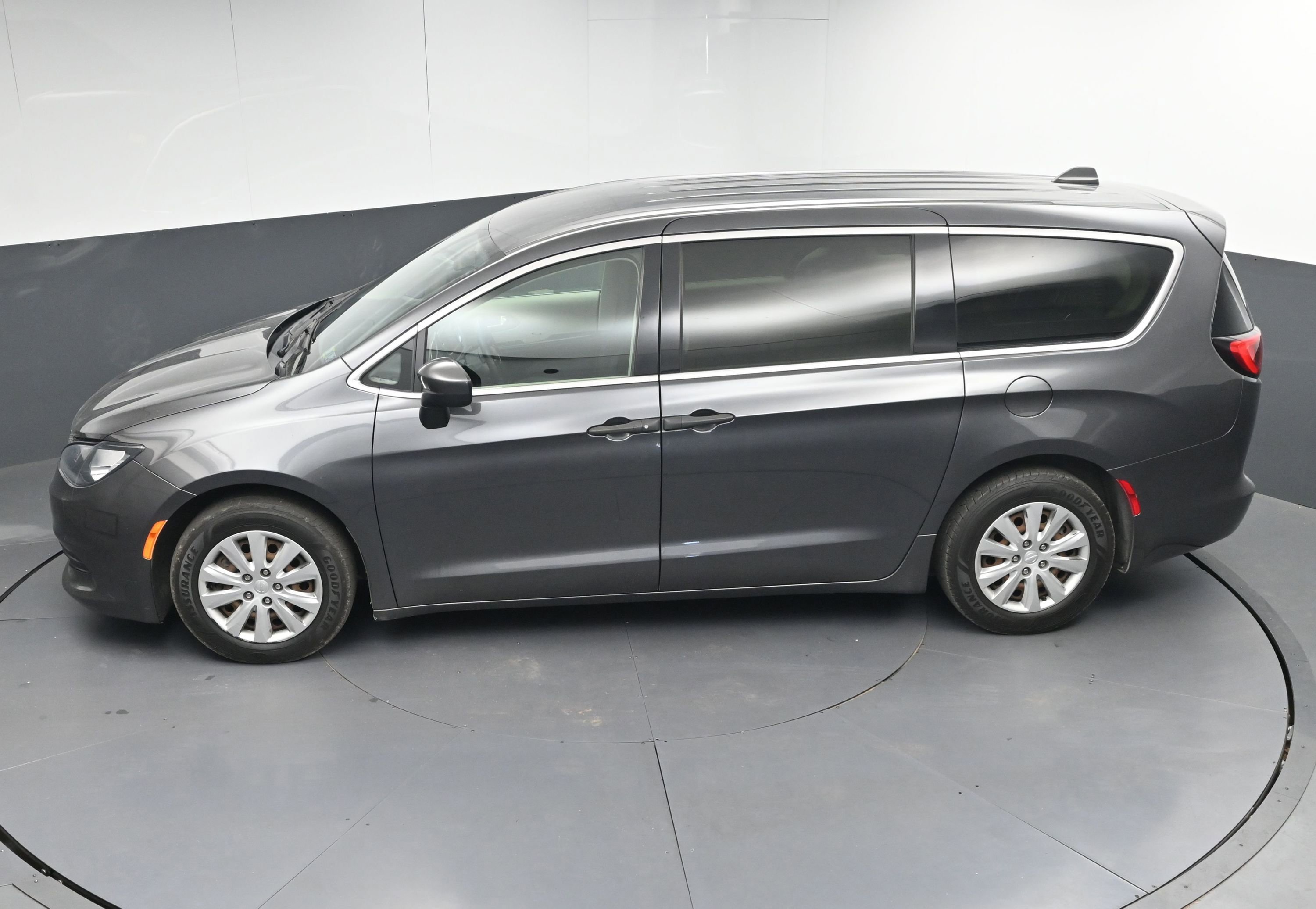 Used 2020 Chrysler Voyager L image 36