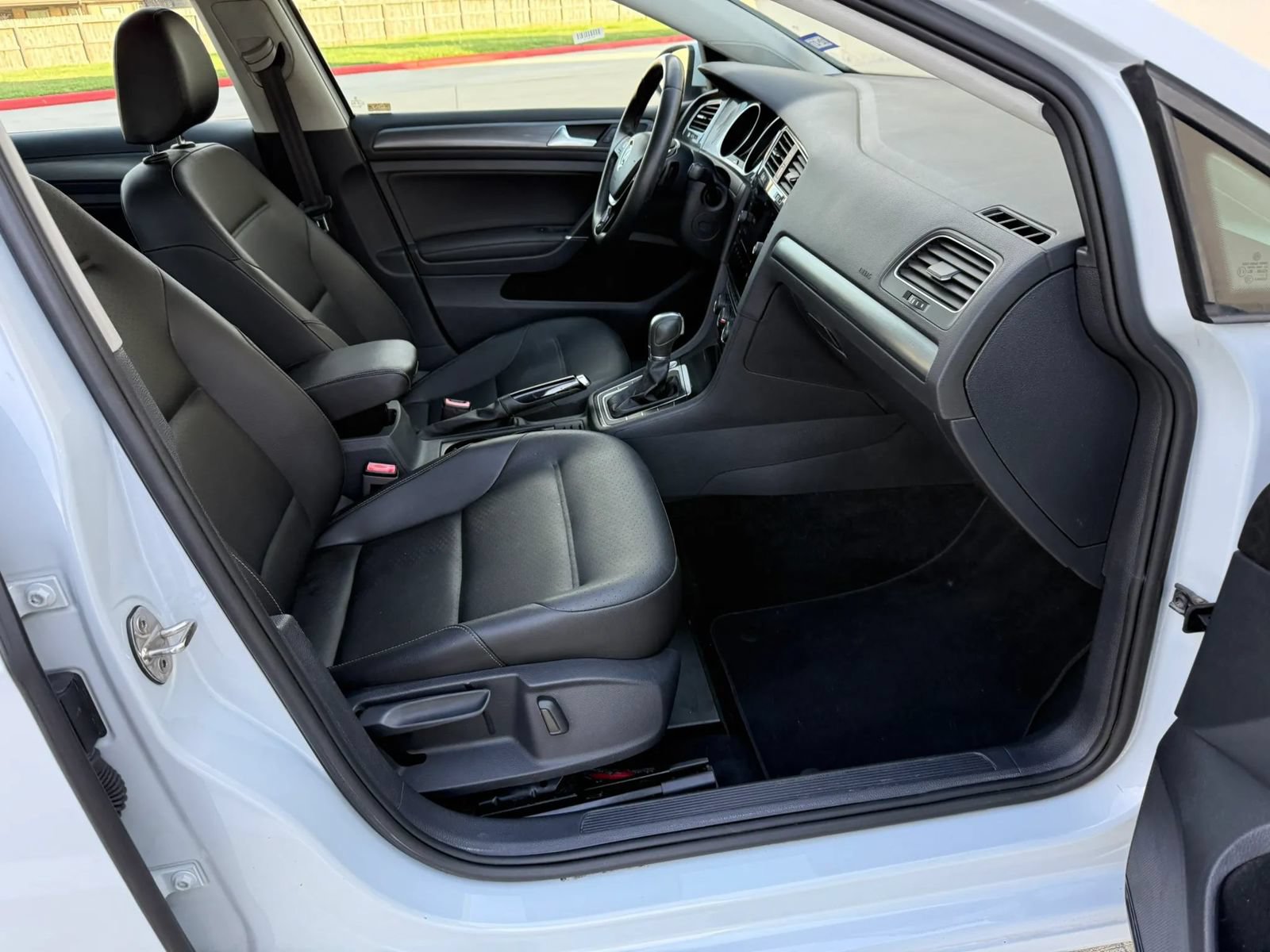 Used 2019 Volkswagen Golf SE FWD image 17