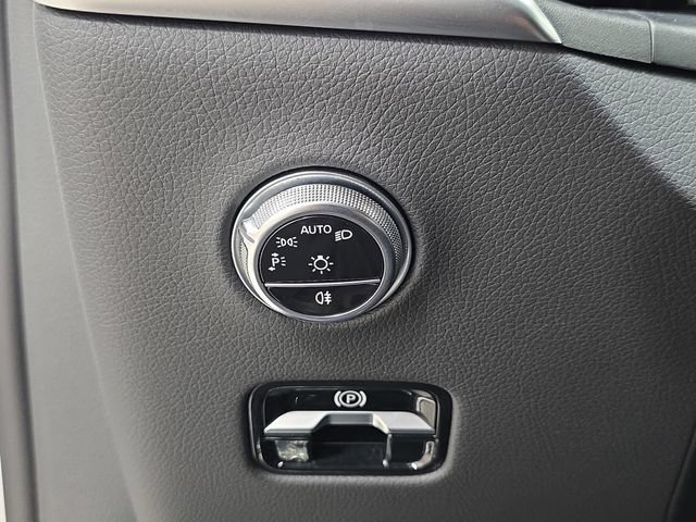 Used 2025 Mercedes-Benz GLC 300 4MATIC image 26