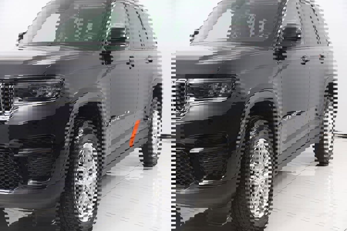 Used 2023 Jeep Grand Cherokee Laredo X image 49