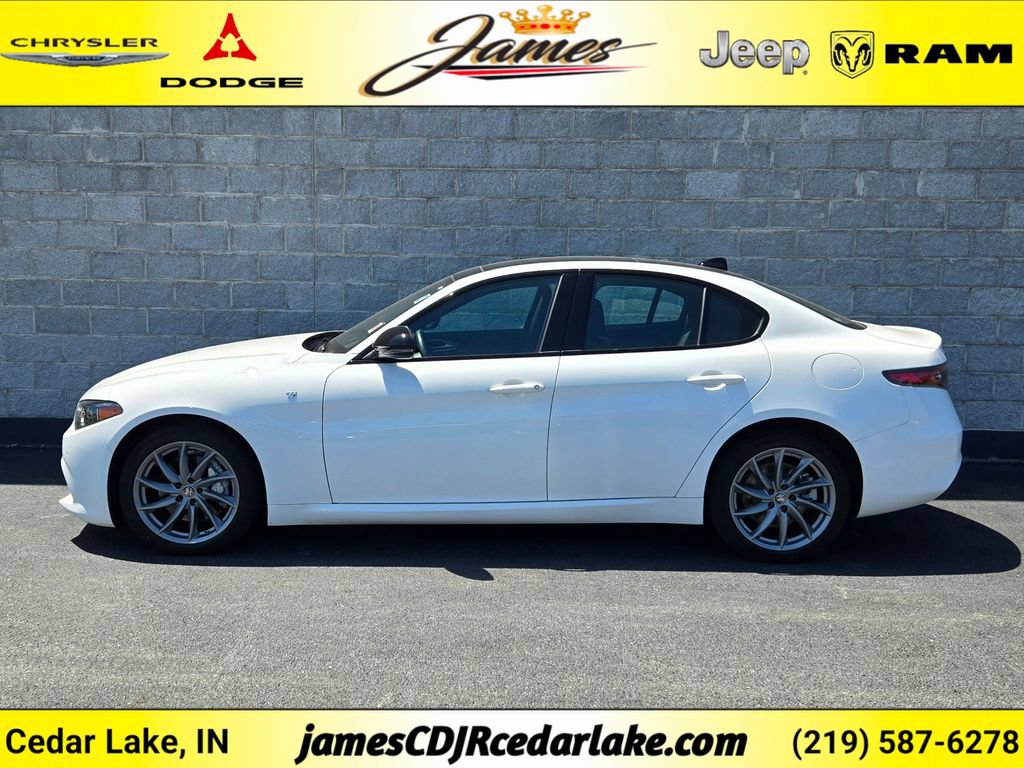 Used 2024 Alfa Romeo Giulia Ti w/ Active Assist Plus Package AWD/4WD image 2