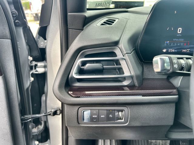 Certified 2025 Chevrolet Traverse Z71 w/ Enhanced Driving Package AWD/4WD image 17