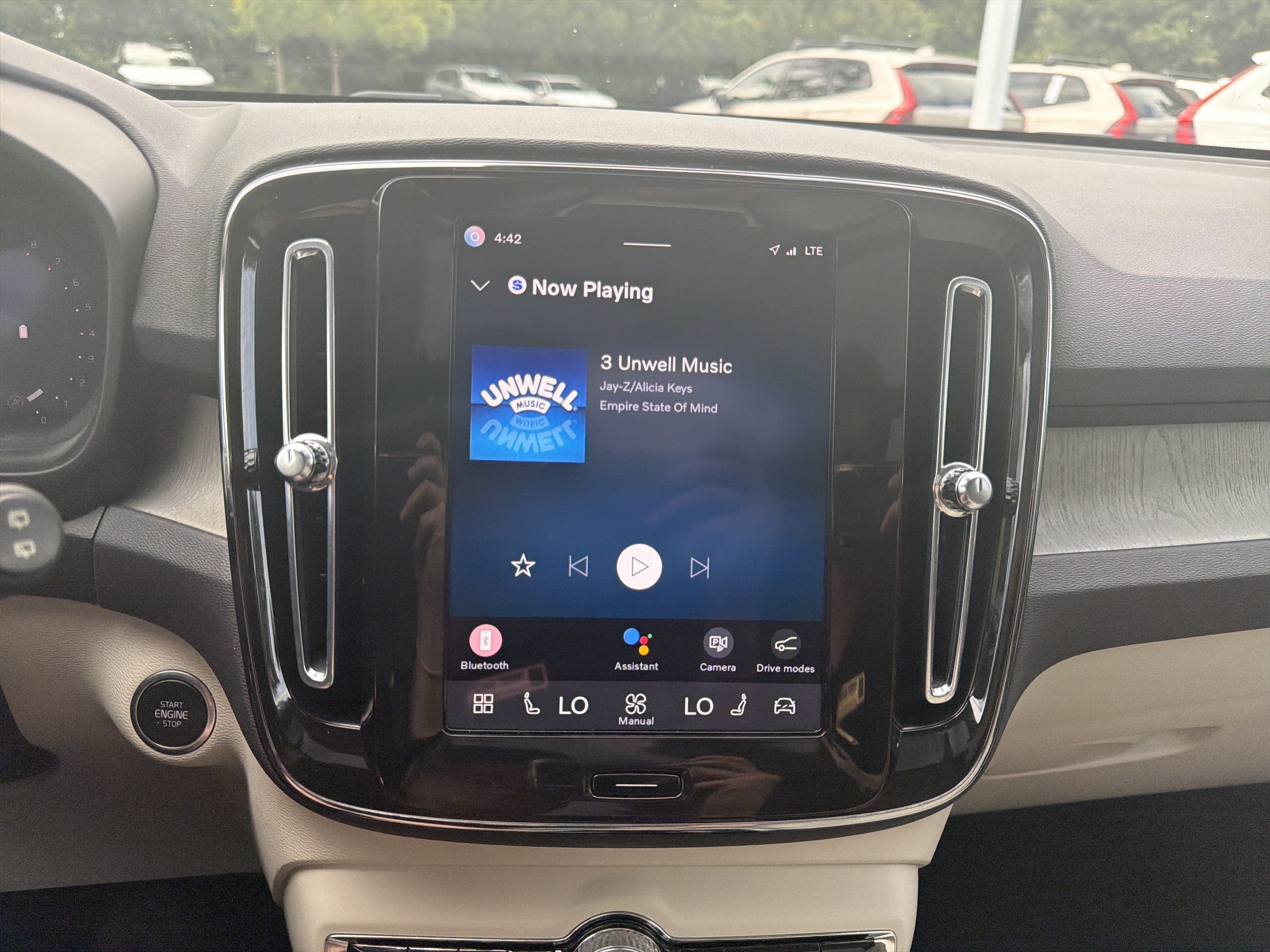 Certified 2025 Volvo XC40 B5 Plus AWD/4WD image 23