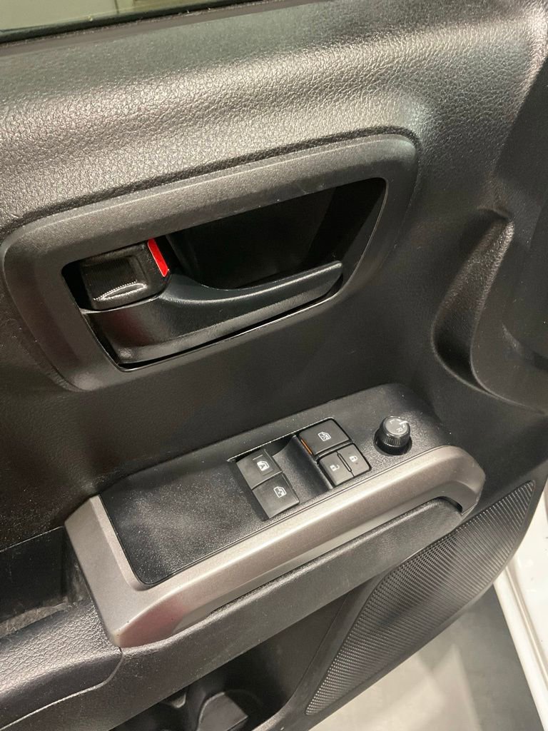 Used 2022 Toyota Tacoma SR5 AWD/4WD image 7