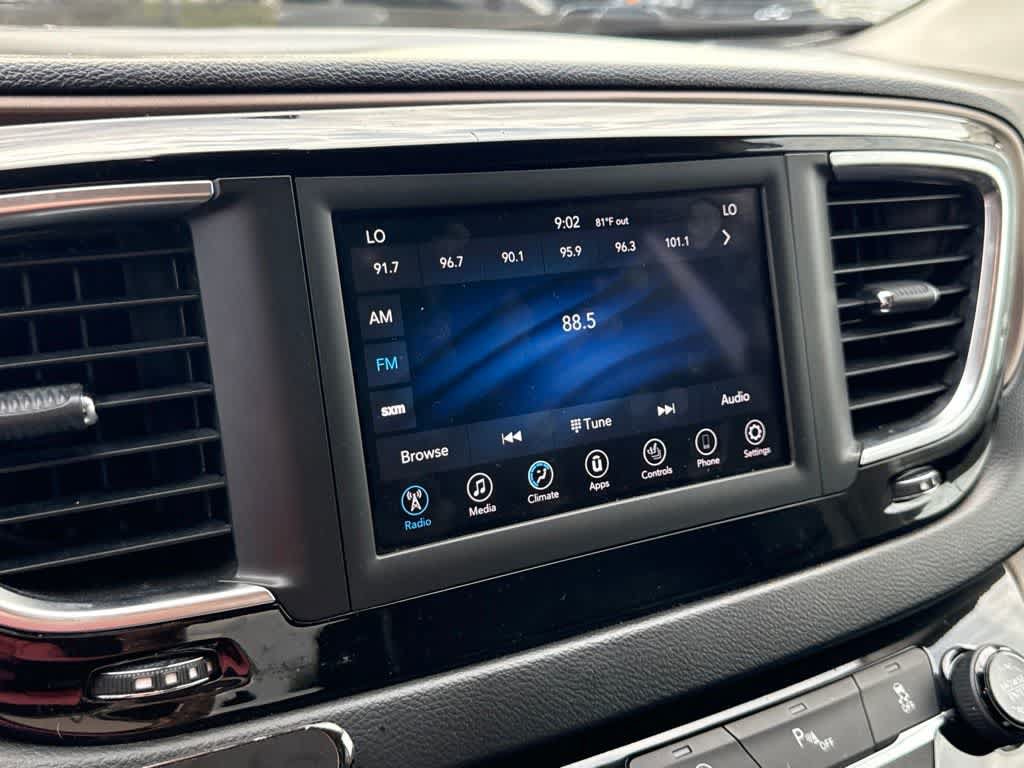 Used 2019 Chrysler Pacifica Touring-L FWD image 18