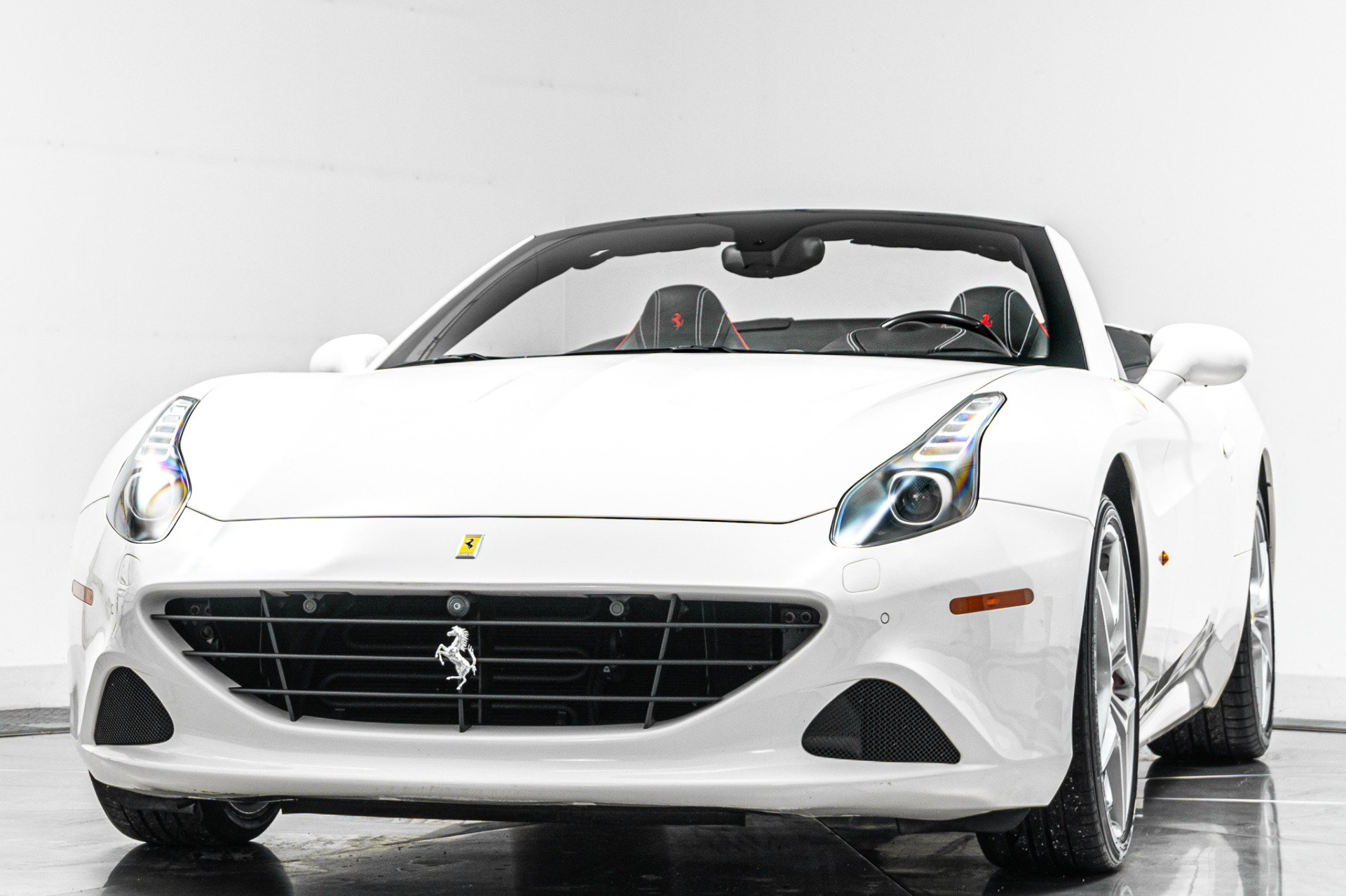 Used 2016 Ferrari California T RWD image 5