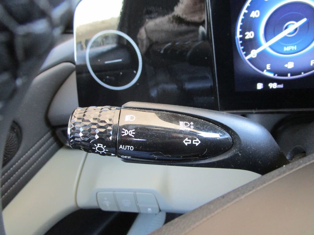 Used 2025 Hyundai Elantra Limited image 30