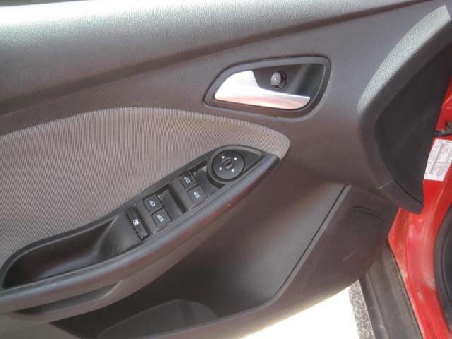 Used 2014 Ford Focus SE w/ SE Winter Package image 15
