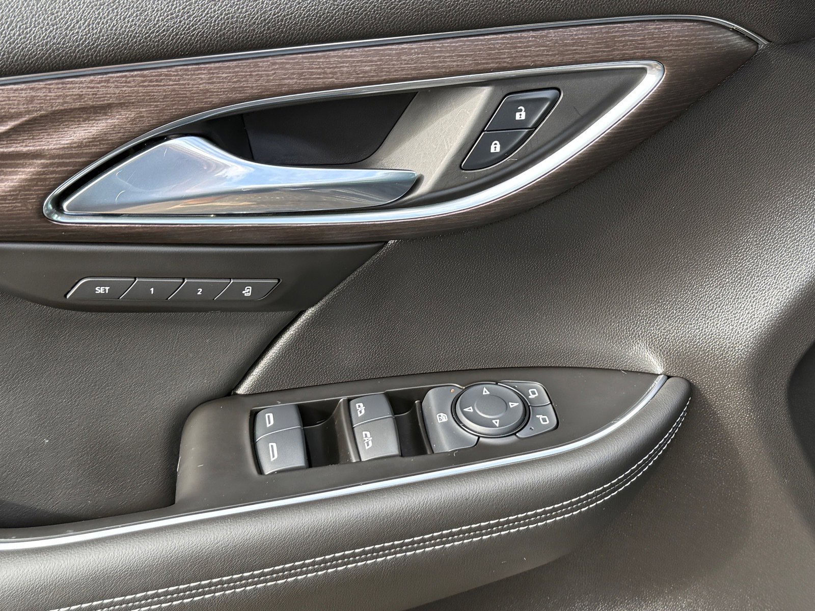 Used 2023 Buick Envision Avenir image 18