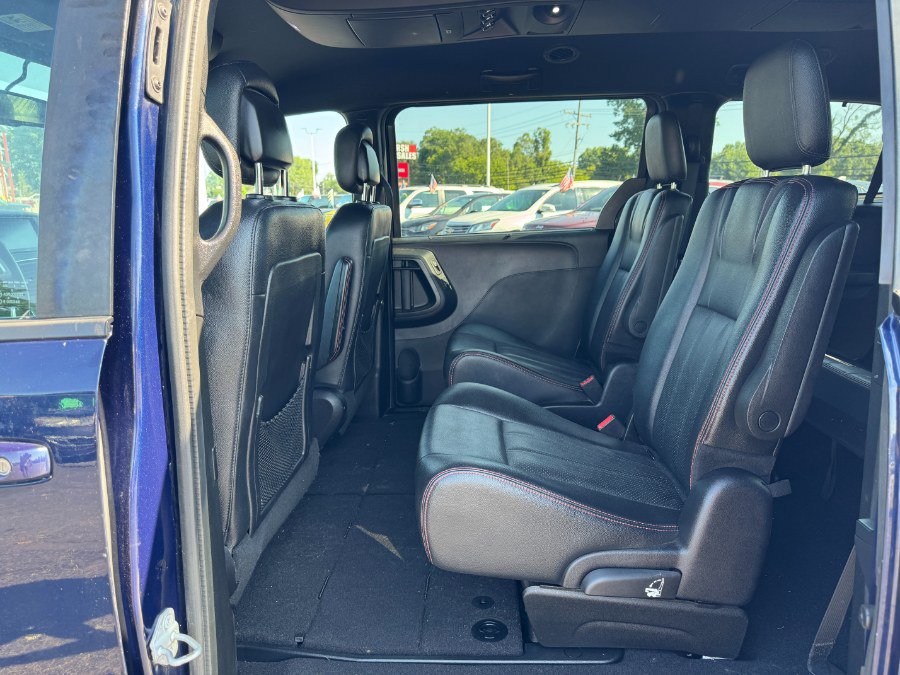 Used 2016 Dodge Grand Caravan R/T w/ Driver Convenience Group FWD image 16