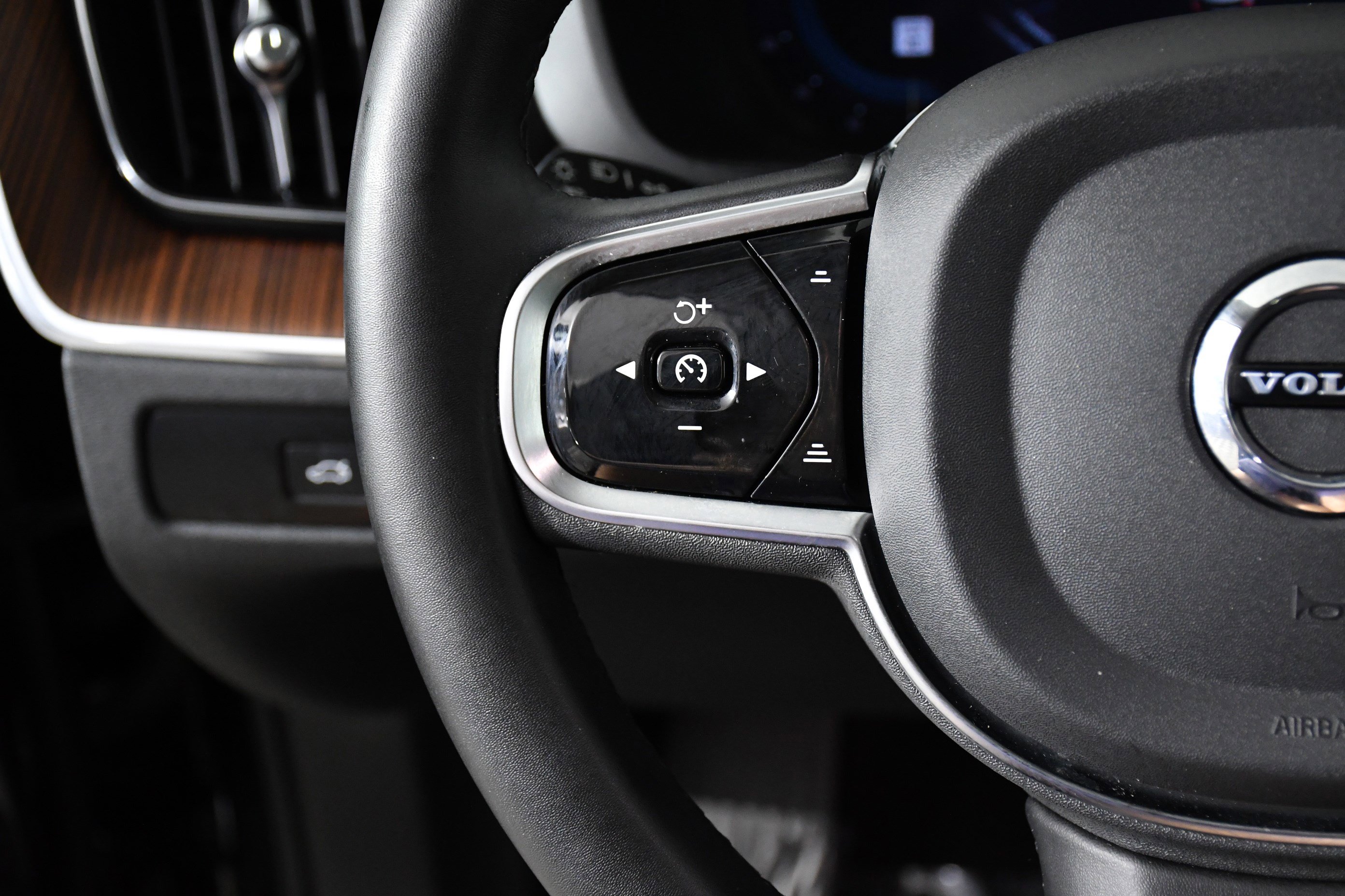 Used 2024 Volvo XC60 B5 Plus image 11
