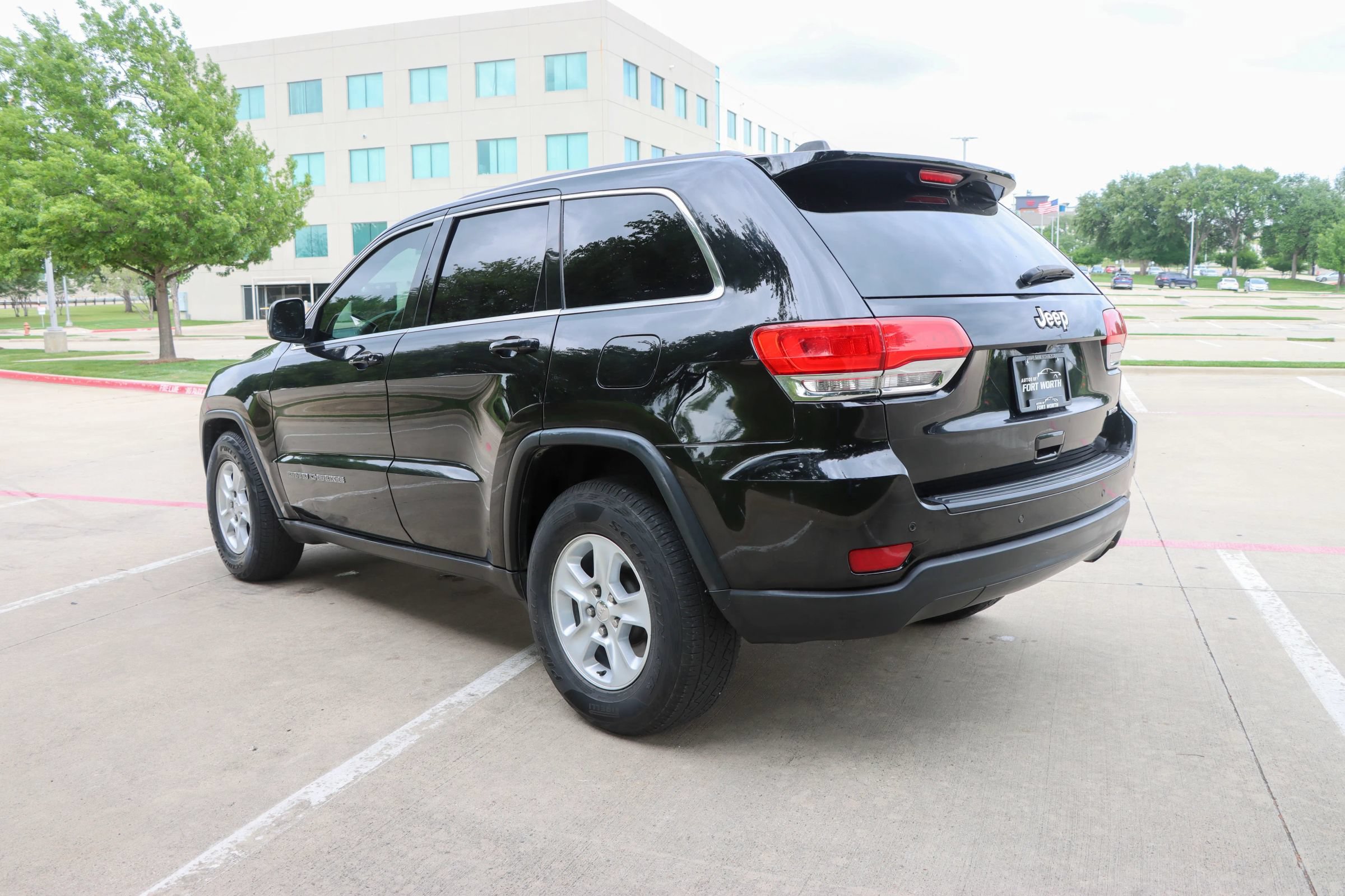 Used 2017 Jeep Grand Cherokee Laredo RWD image 5