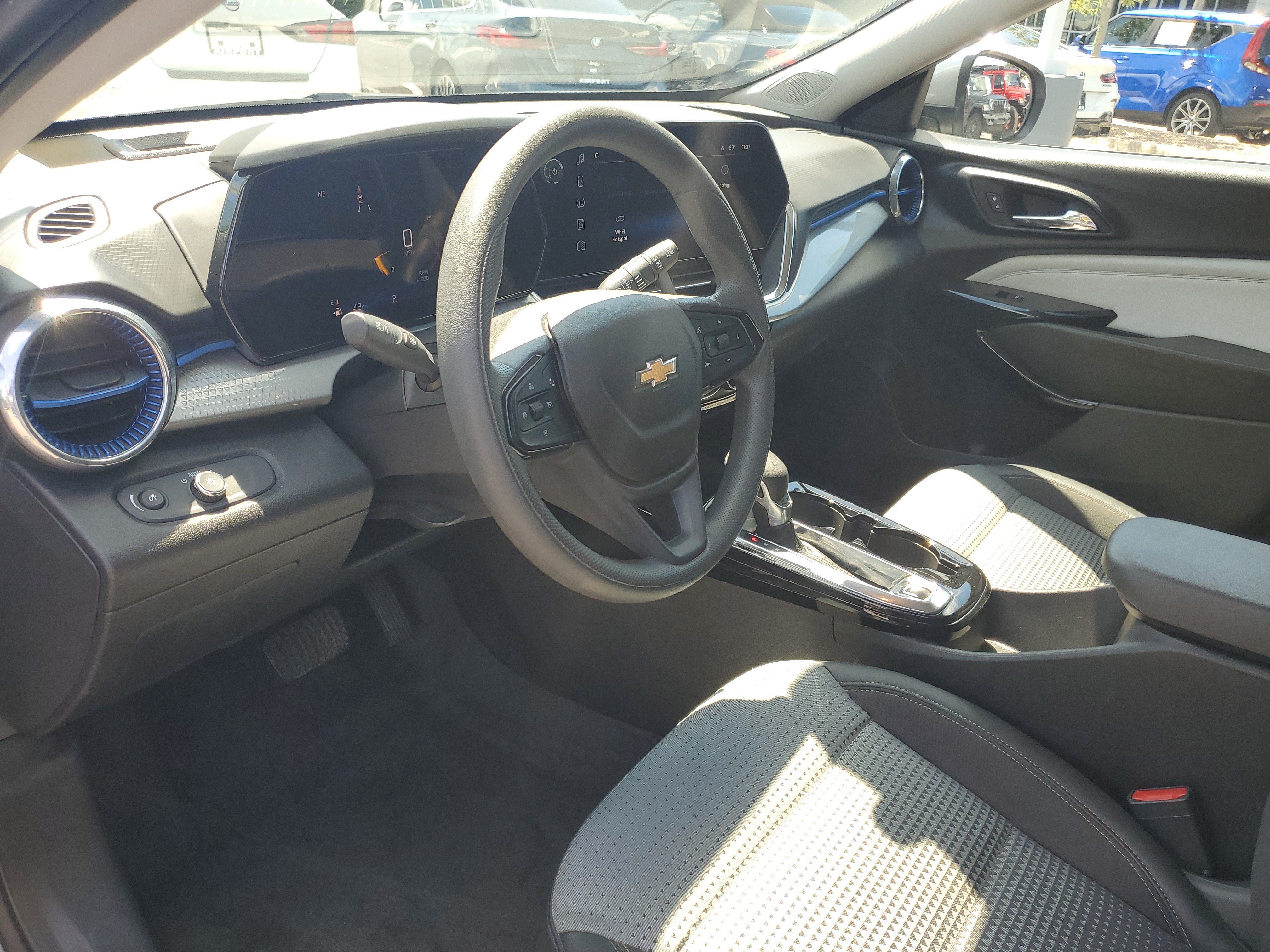 Used 2025 Chevrolet Trax LT FWD image 11
