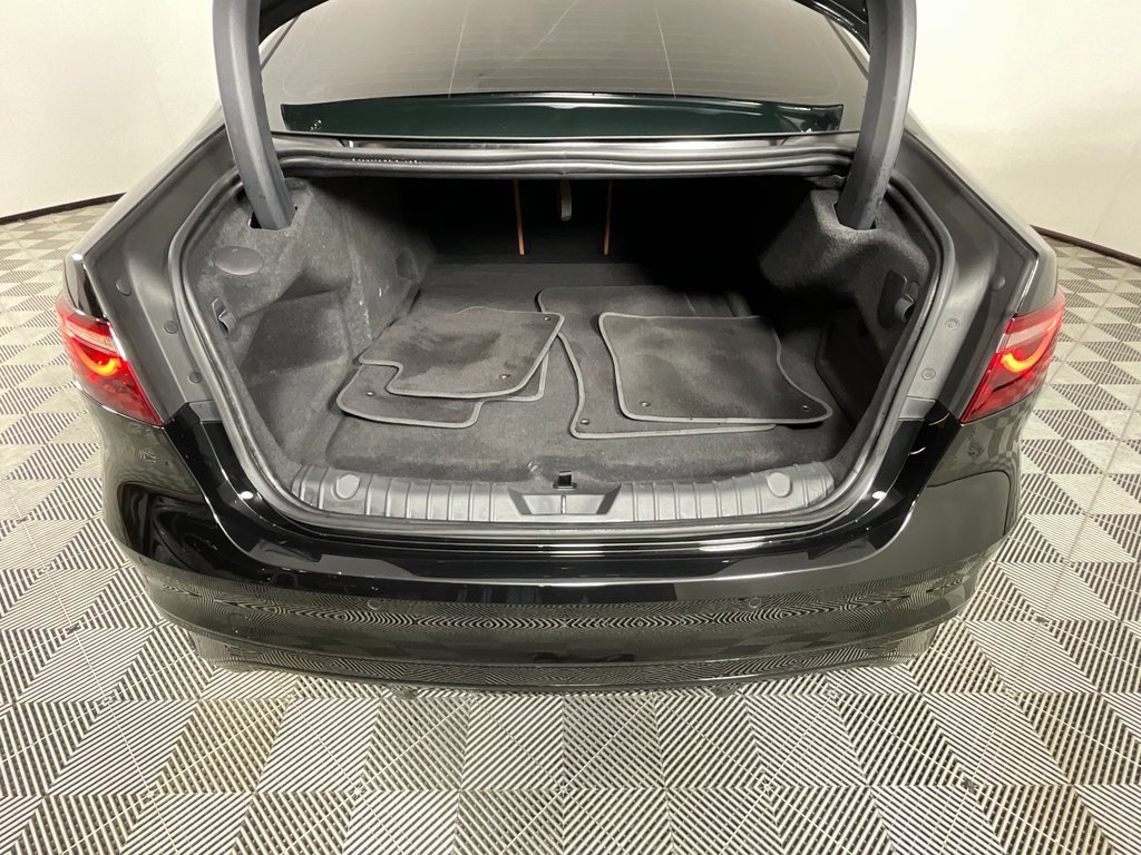 Used 2022 Jaguar XF R-Dynamic SE image 28