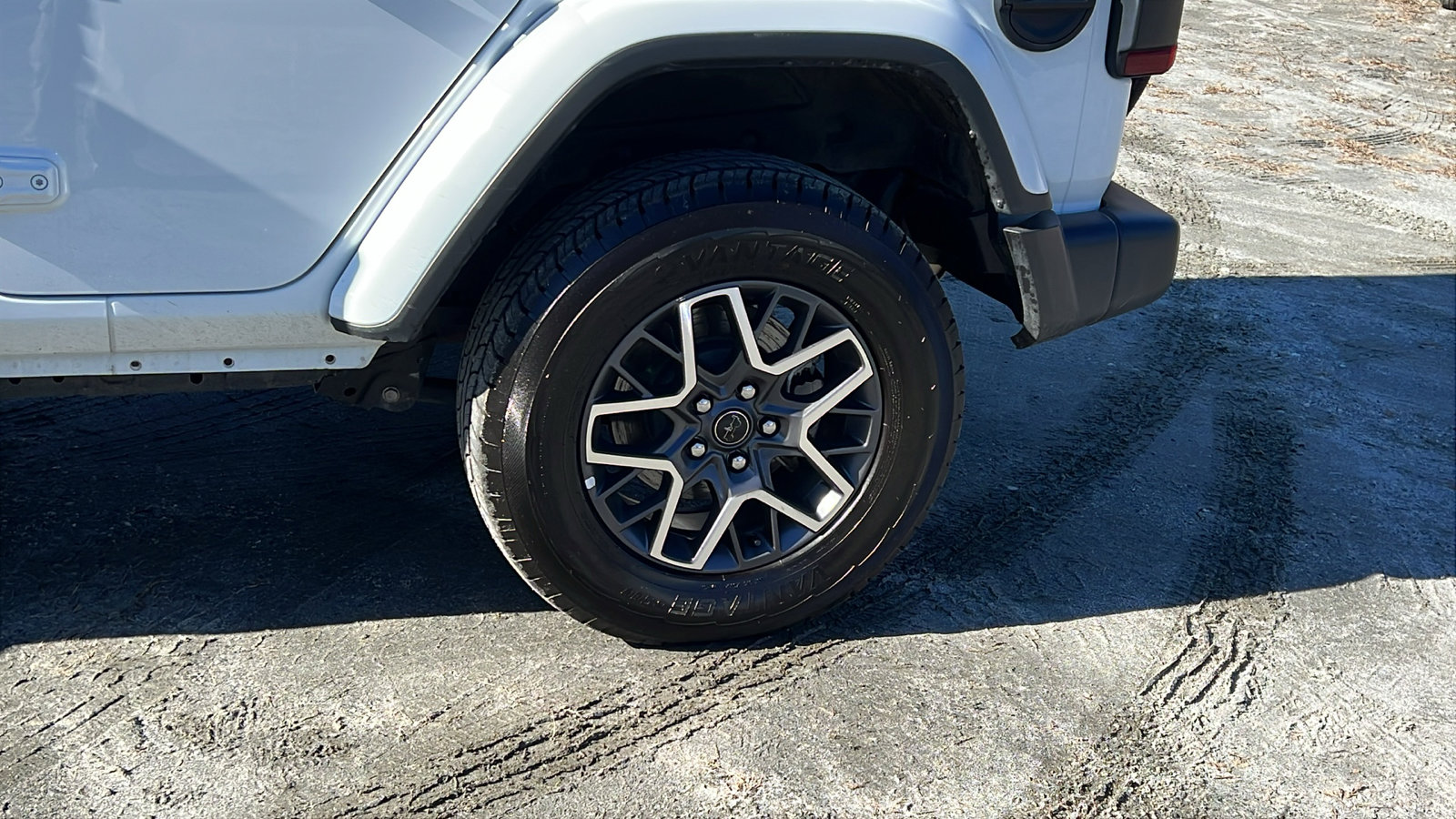 Used 2025 Jeep Wrangler Sahara image 12