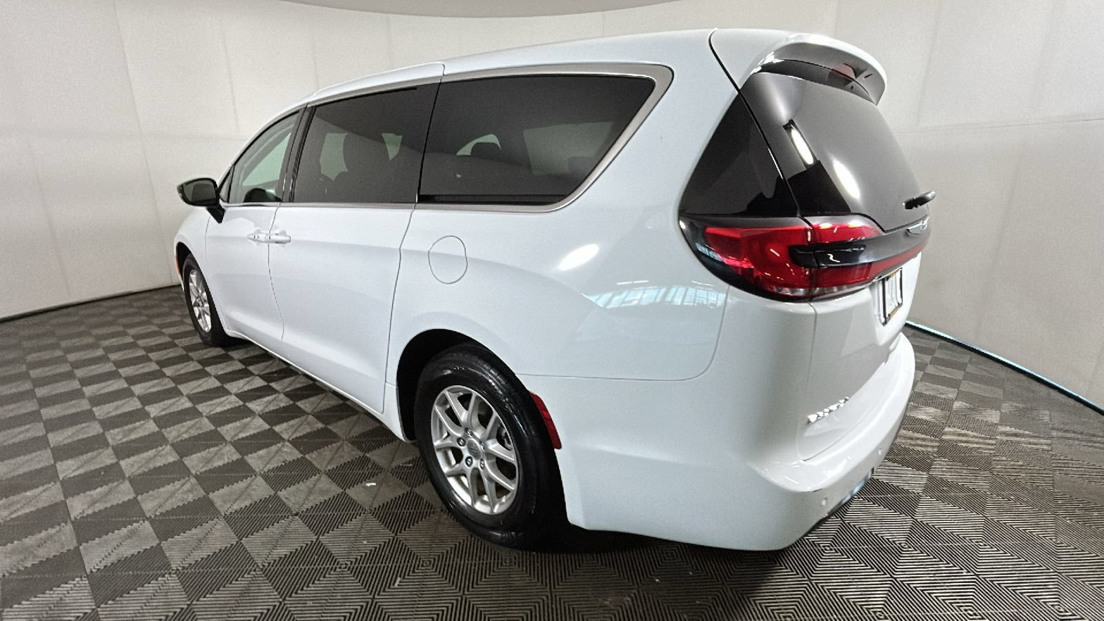 Used 2024 Chrysler Pacifica Touring-L FWD image 5