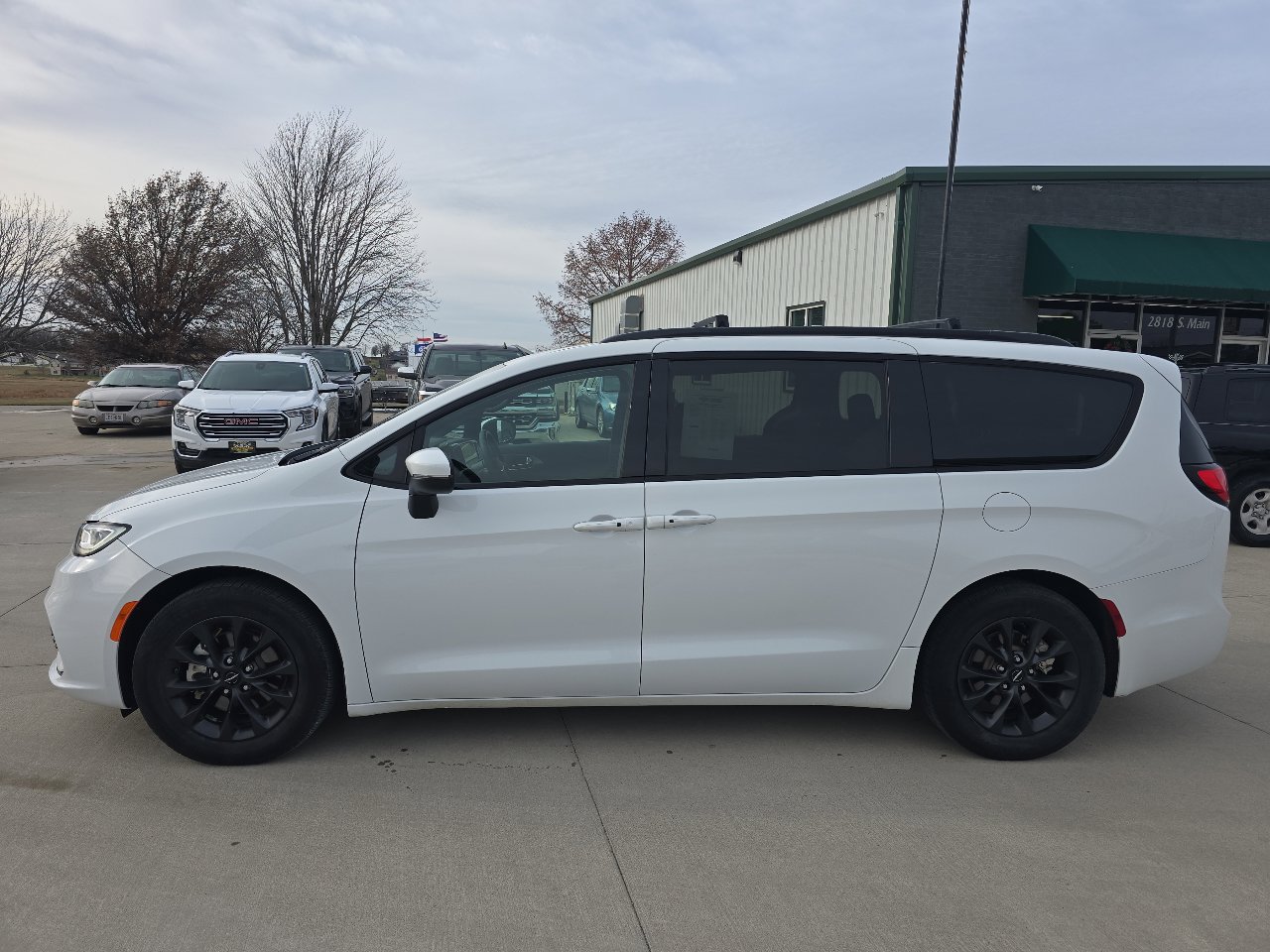 Used 2023 Chrysler Pacifica Touring w/ S Appearance Package image 2