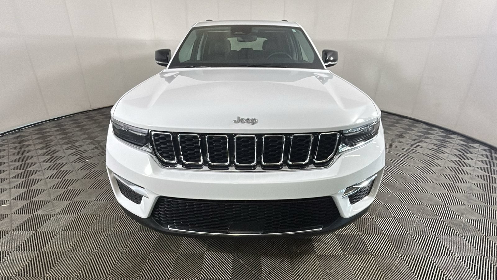 Used 2023 Jeep Grand Cherokee Limited AWD/4WD image 8