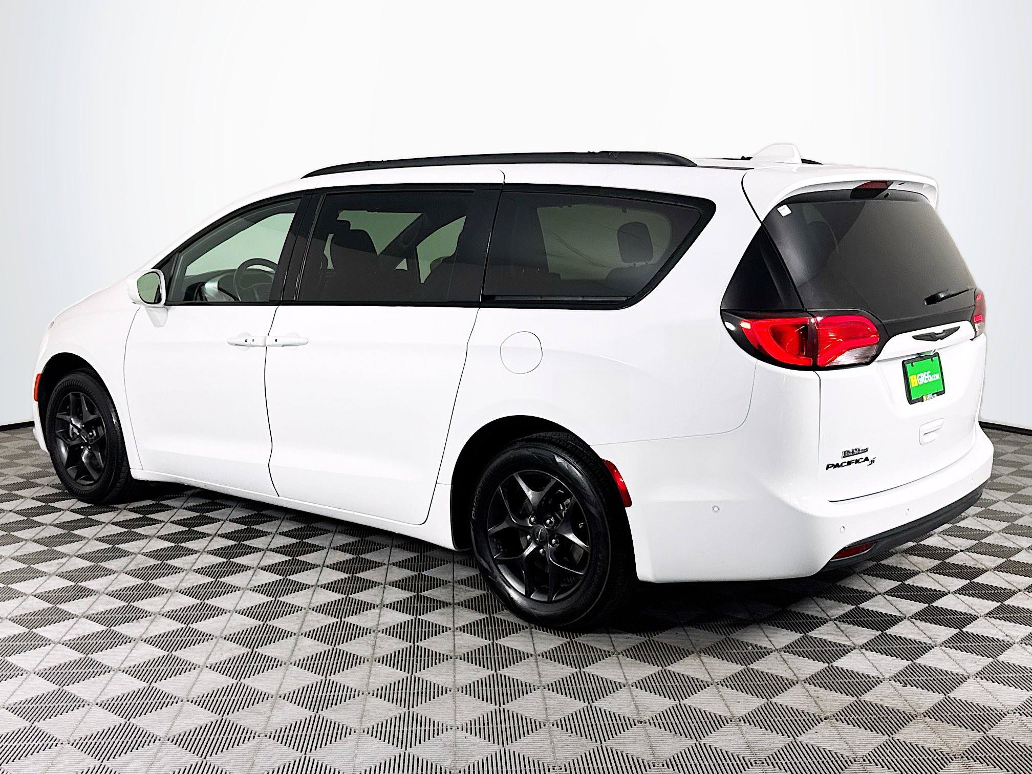 Used 2020 Chrysler Pacifica Touring-L Plus FWD image 6