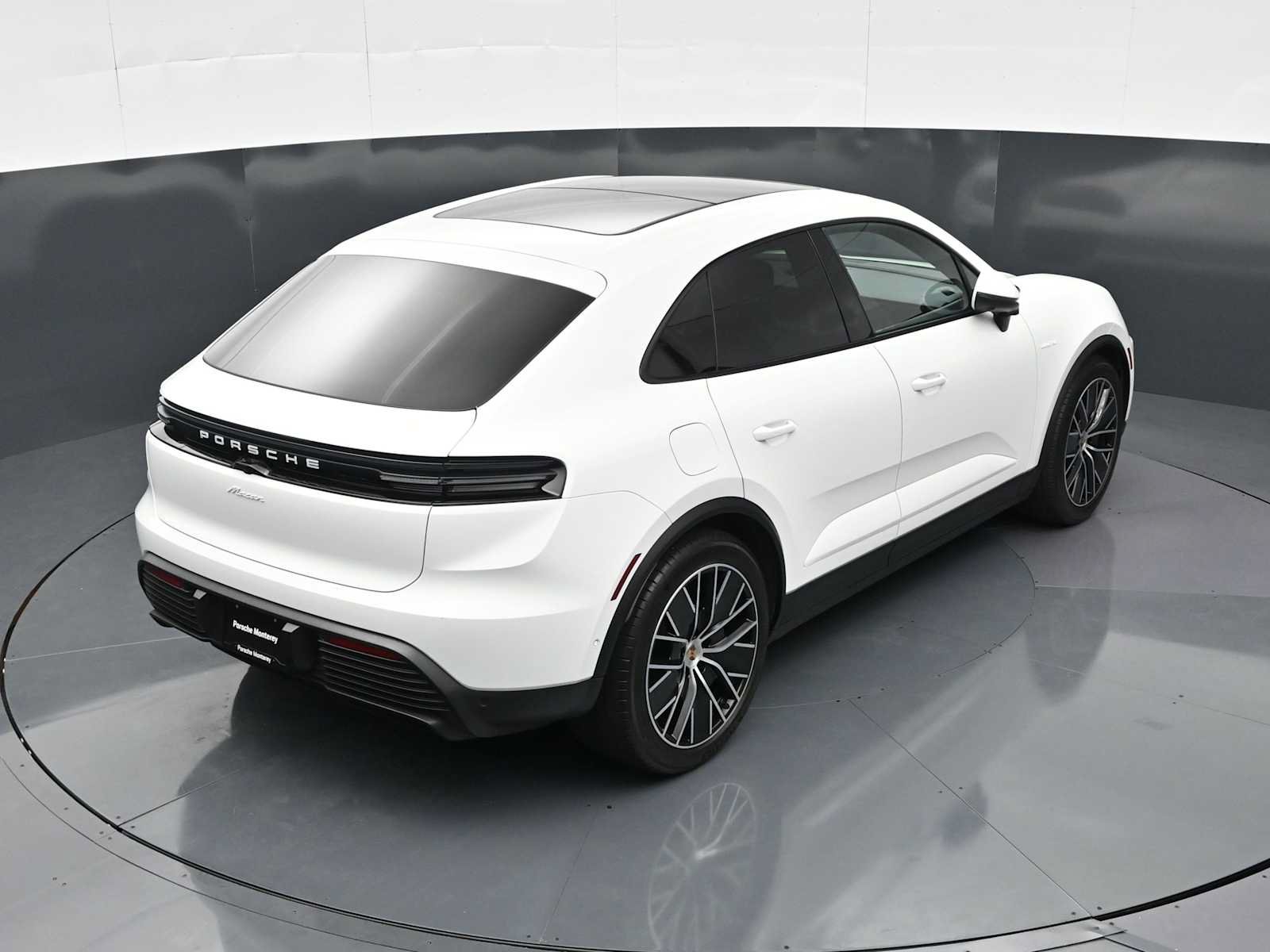 Certified 2025 Porsche Macan Electric RWD image 33