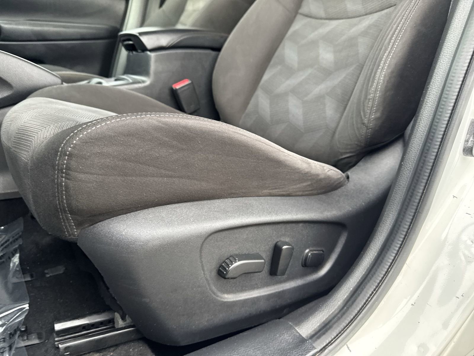 Used 2016 Nissan Rogue SV image 25