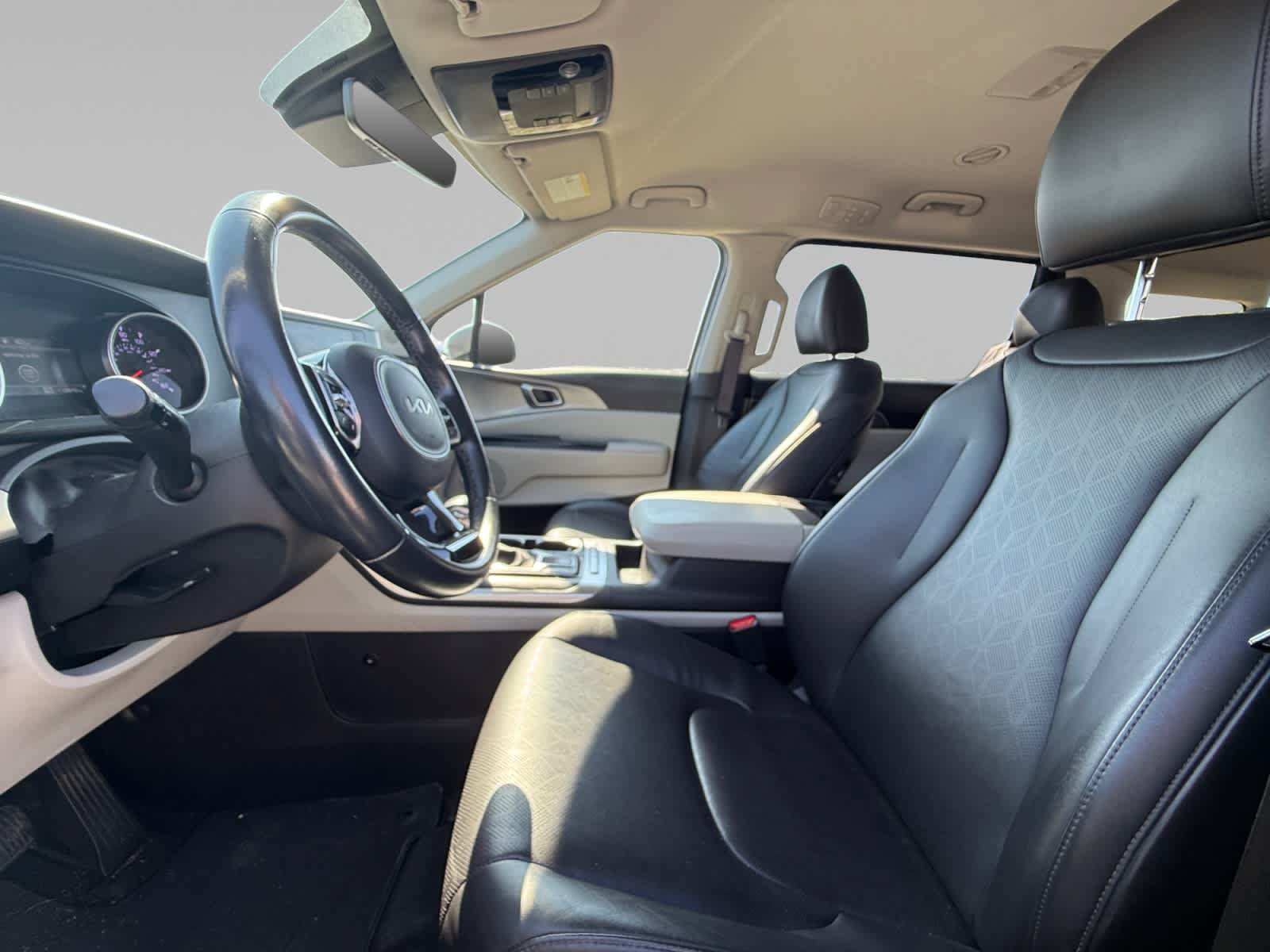 Used 2023 Kia Carnival LX FWD image 11
