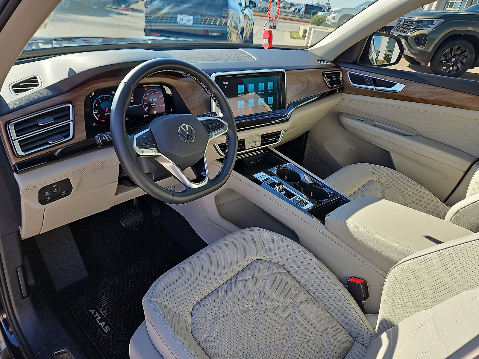 New 2025 Volkswagen Atlas SE image 12