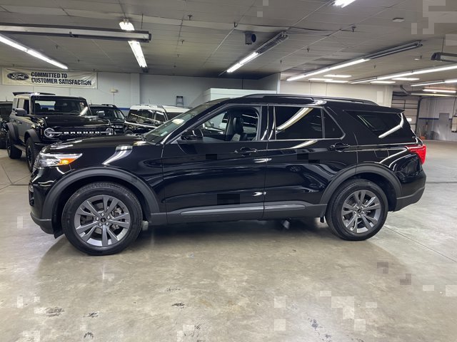 Used 2022 Ford Explorer XLT w/ Equipment Group 202A AWD/4WD image 4