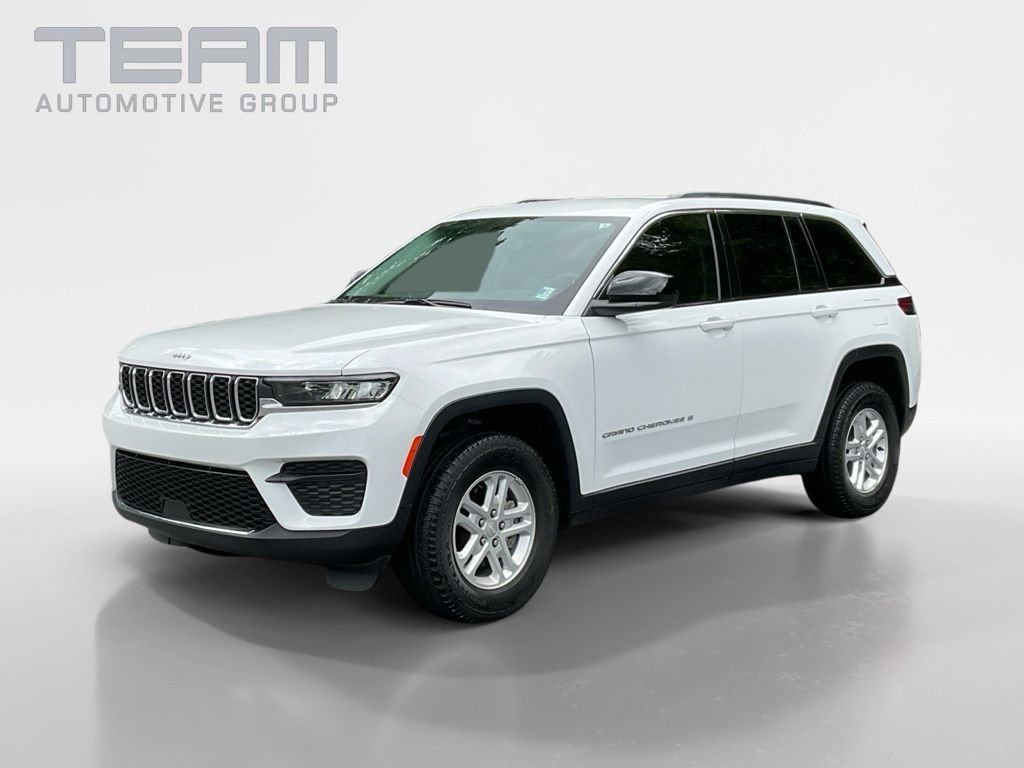 Used 2023 Jeep Grand Cherokee Laredo AWD/4WD image 2