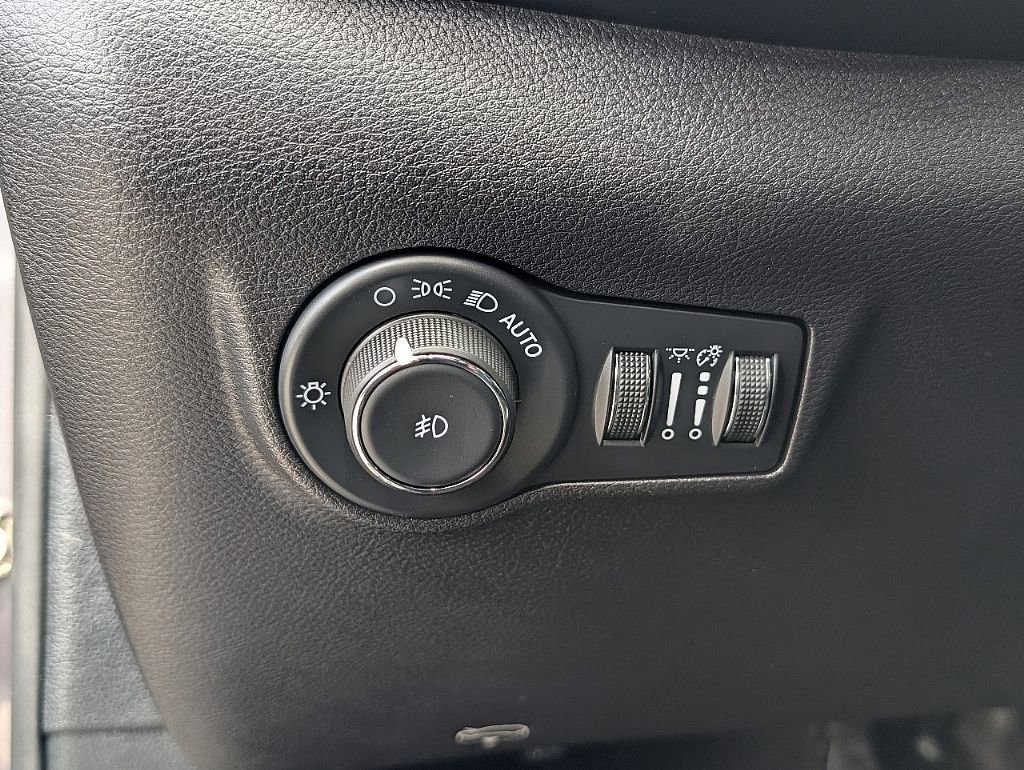 Used 2024 Jeep Compass Latitude AWD/4WD image 28