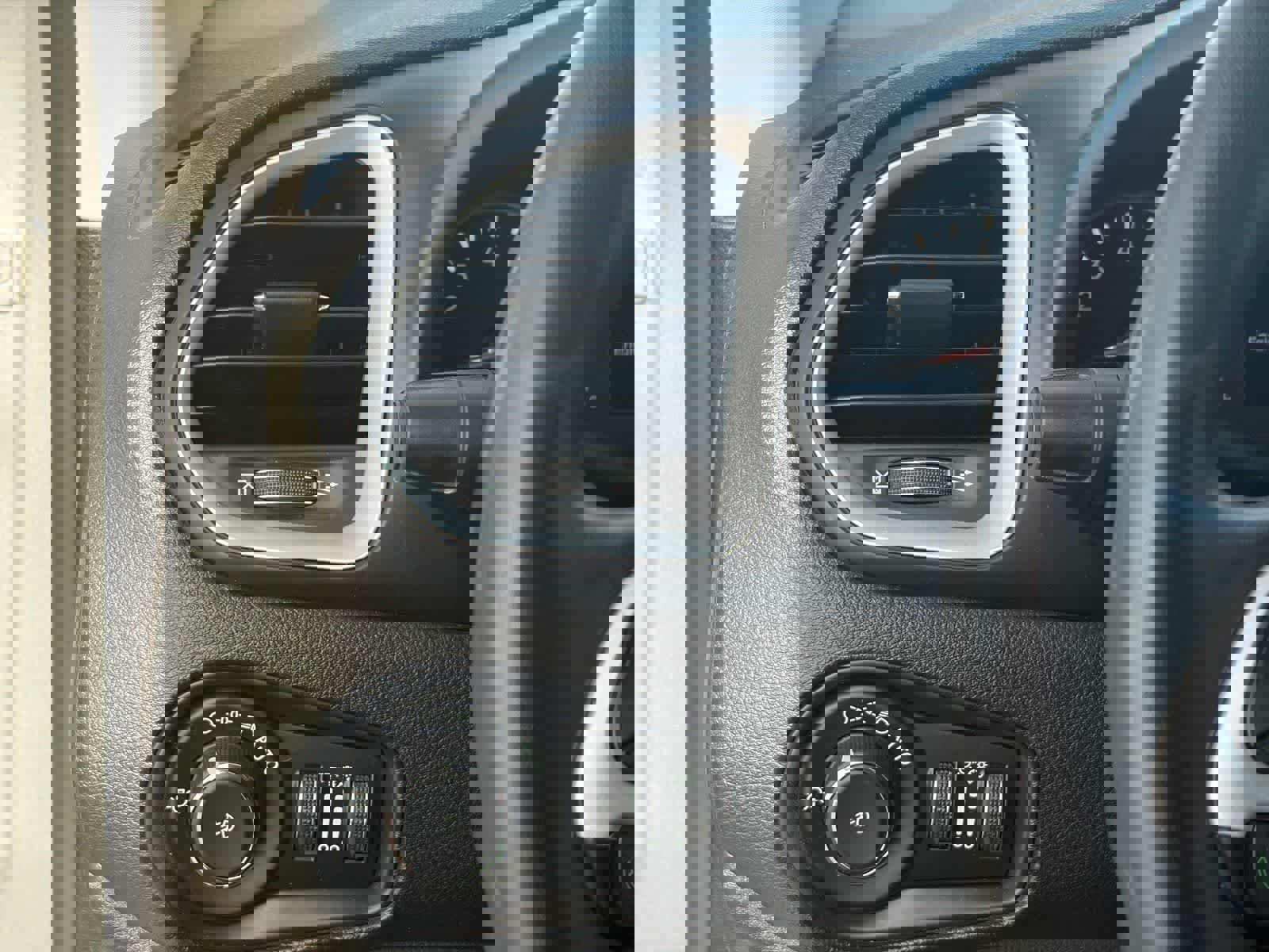 Used 2019 Jeep Renegade Latitude w/ Popular Equipment Group image 16