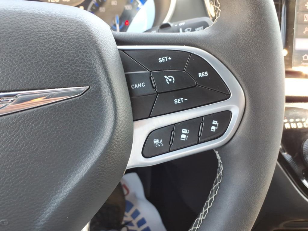 Used 2025 Chrysler Pacifica Select image 18