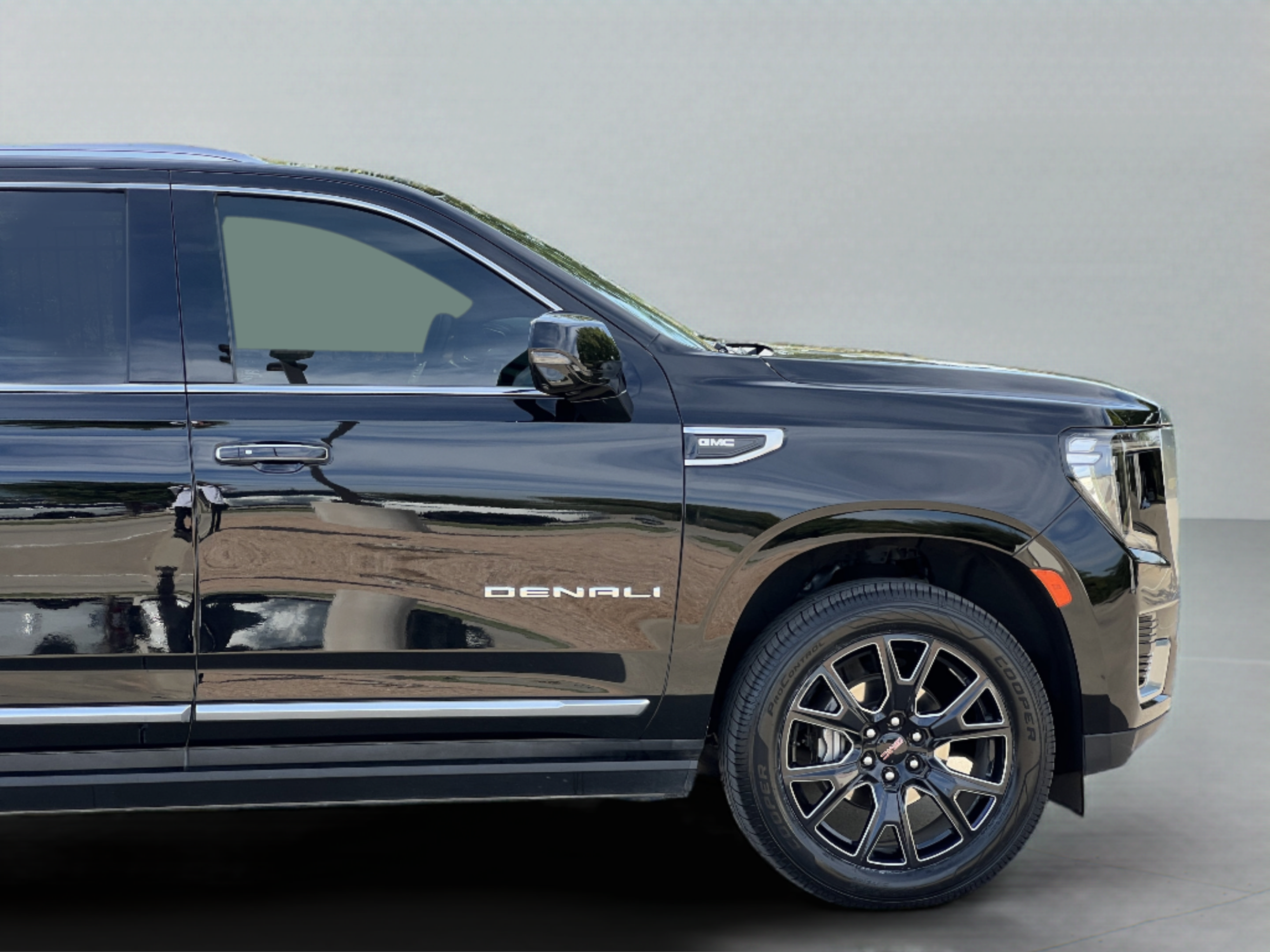 Used 2024 GMC Yukon XL Denali AWD/4WD image 12