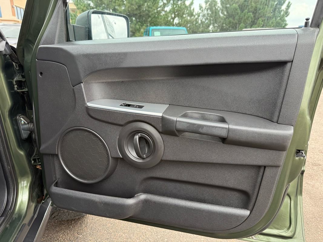 Used 2008 Jeep Commander Sport image 25