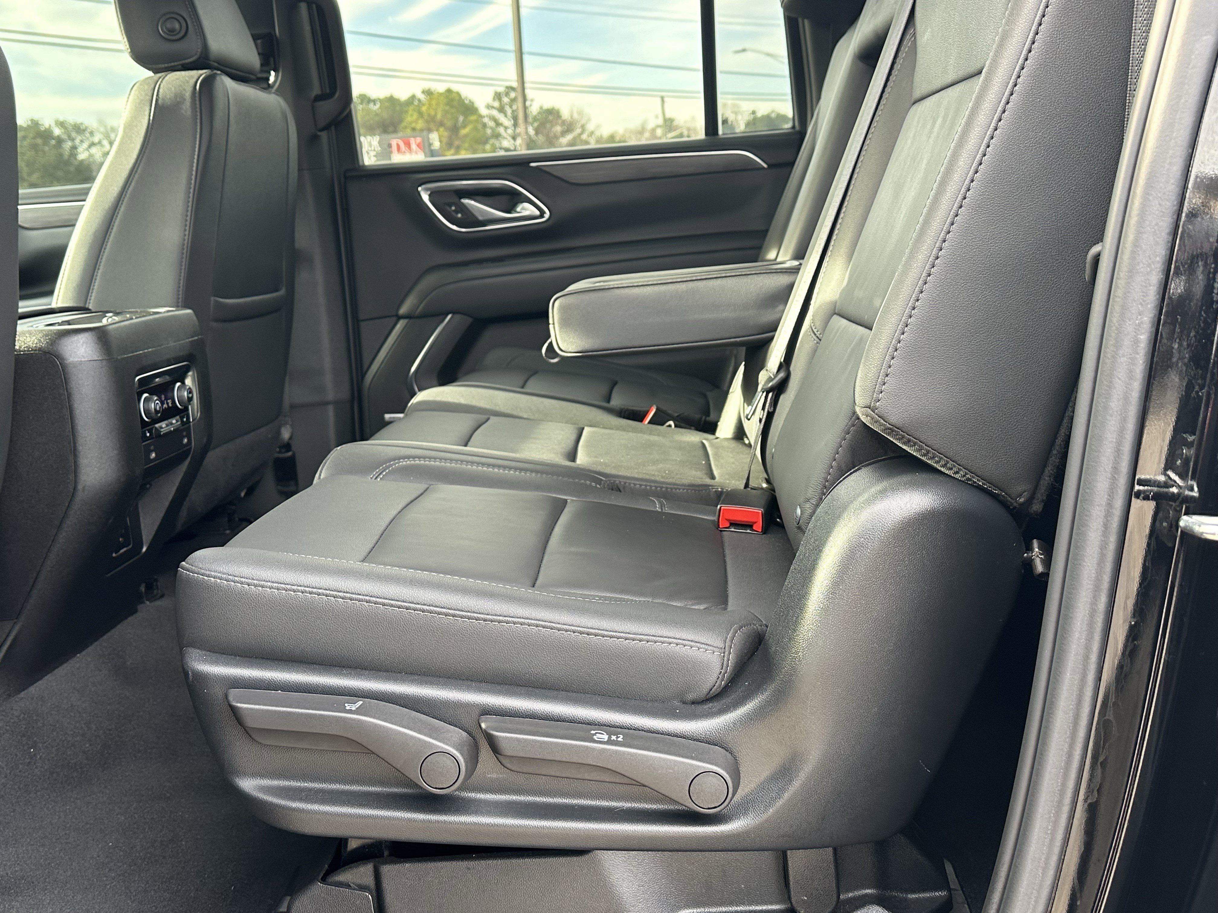 Used 2024 Chevrolet Suburban LT w/ Luxury Package image 22