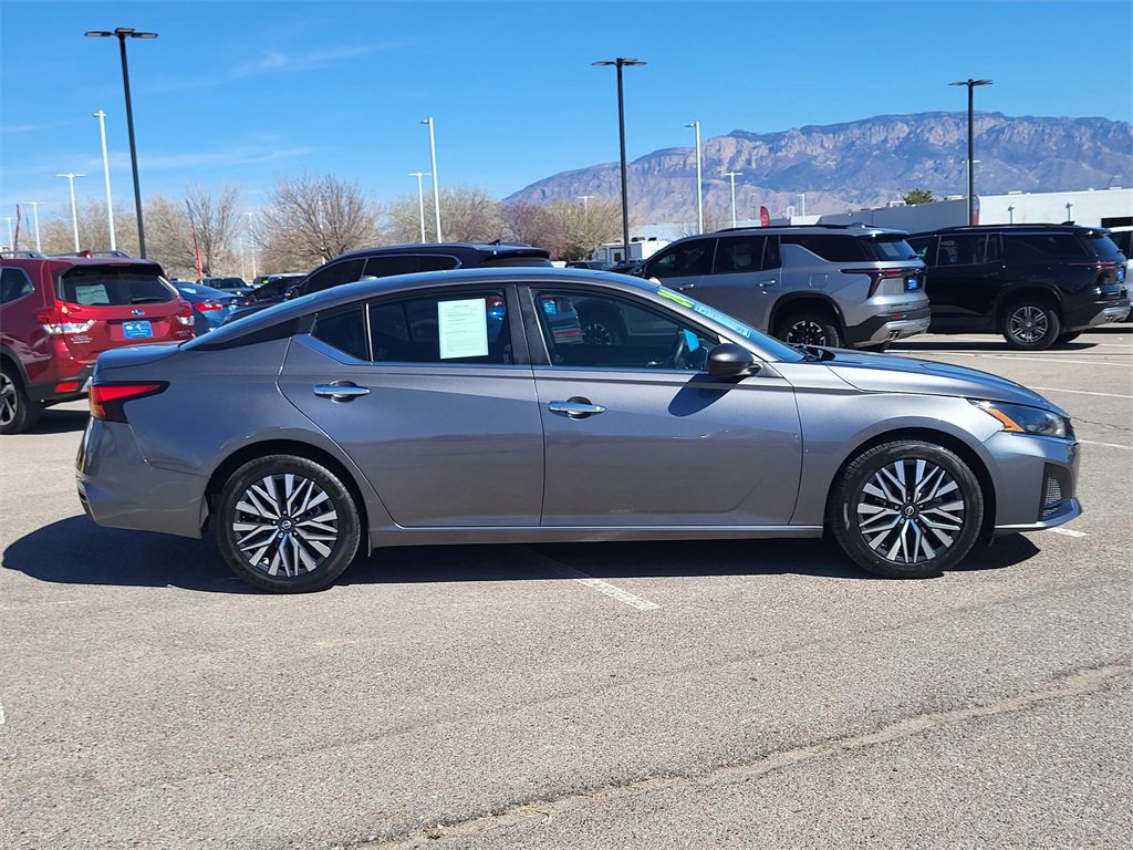 Used 2024 Nissan Altima 2.5 SV image 2
