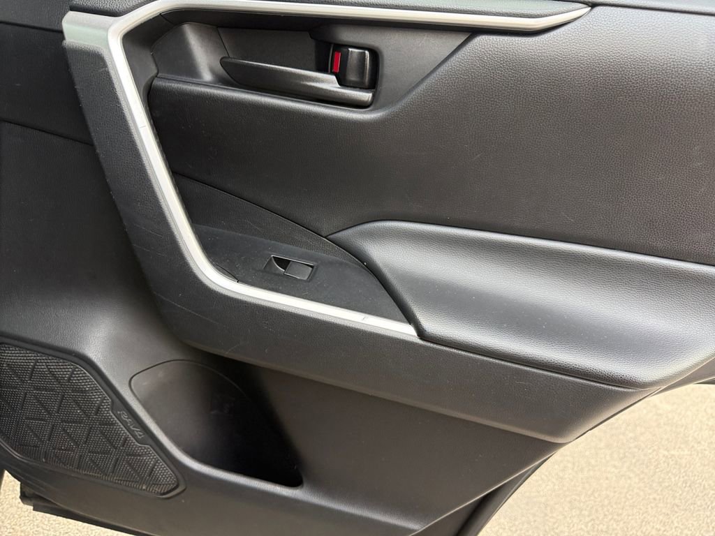 Used 2022 Toyota RAV4 LE image 20