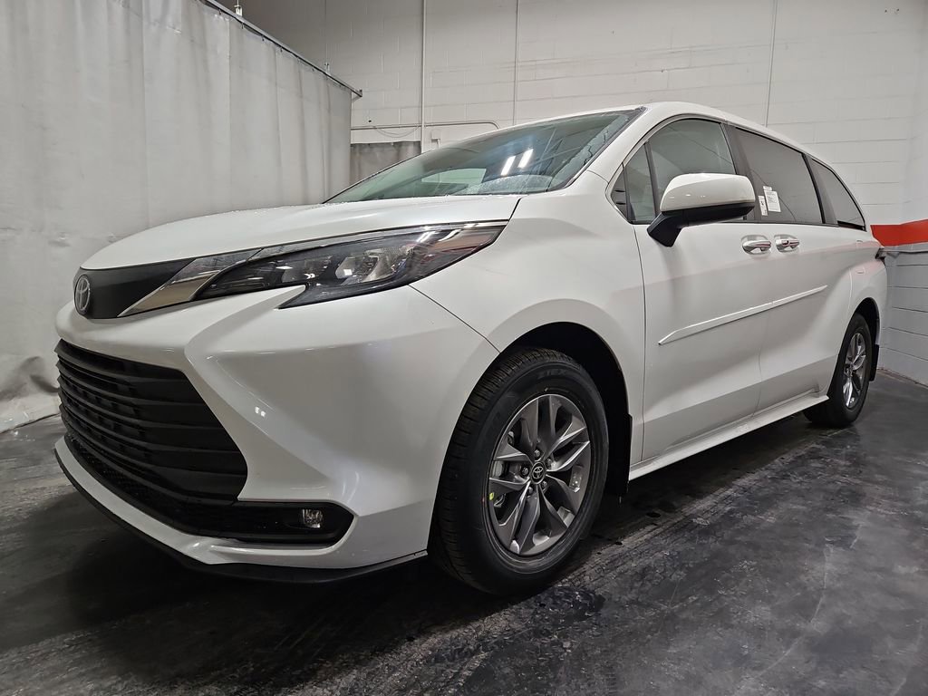 New 2026 Toyota Sienna XLE image 4