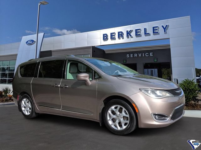Used 2017 Chrysler Pacifica Touring-L Plus w/ Tire & Wheel Group FWD image 1