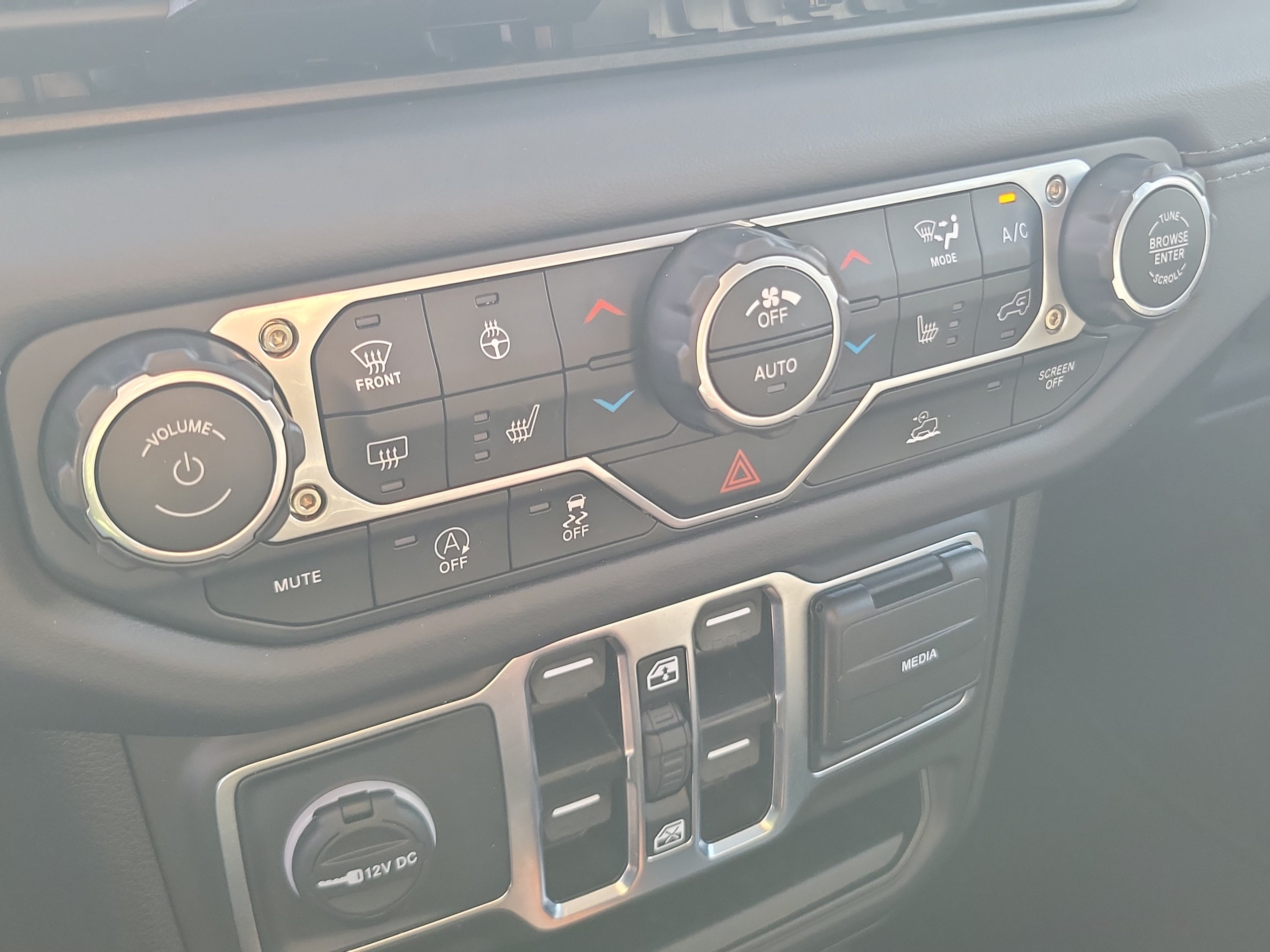 Used 2025 Jeep Wrangler Unlimited Sahara AWD/4WD image 23