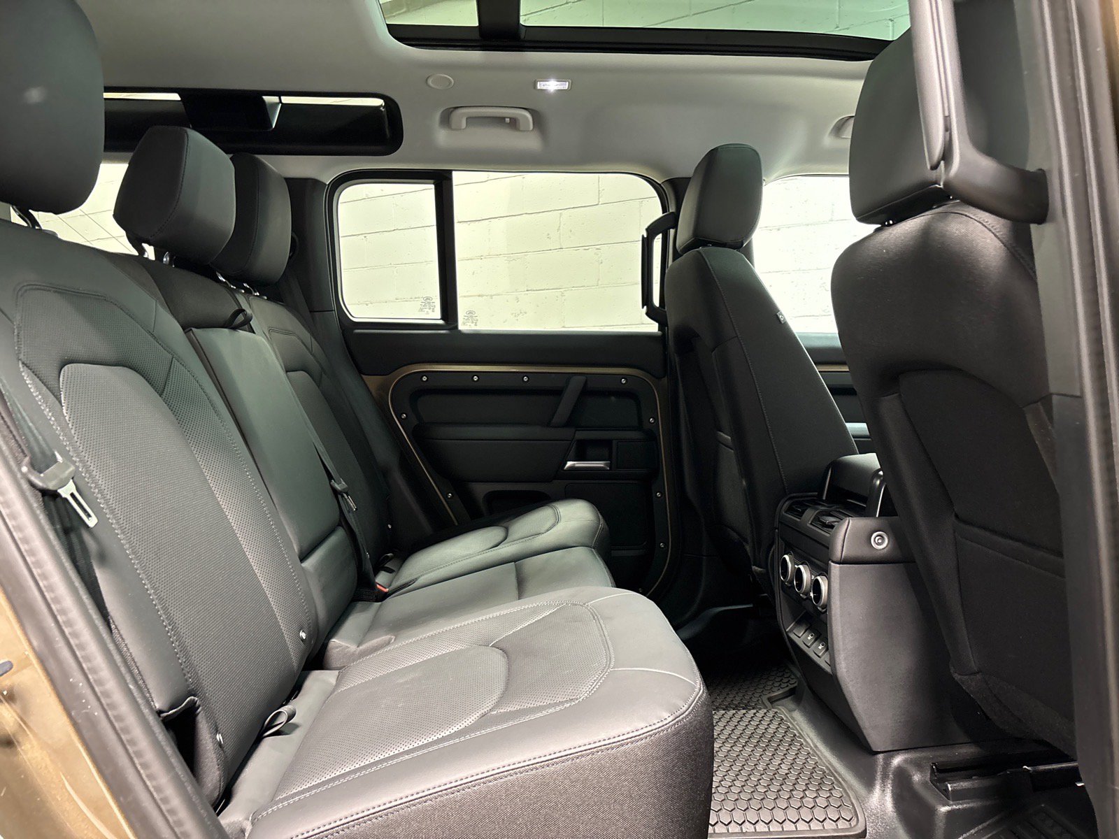 New 2025 Land Rover Defender 110 S AWD/4WD image 39