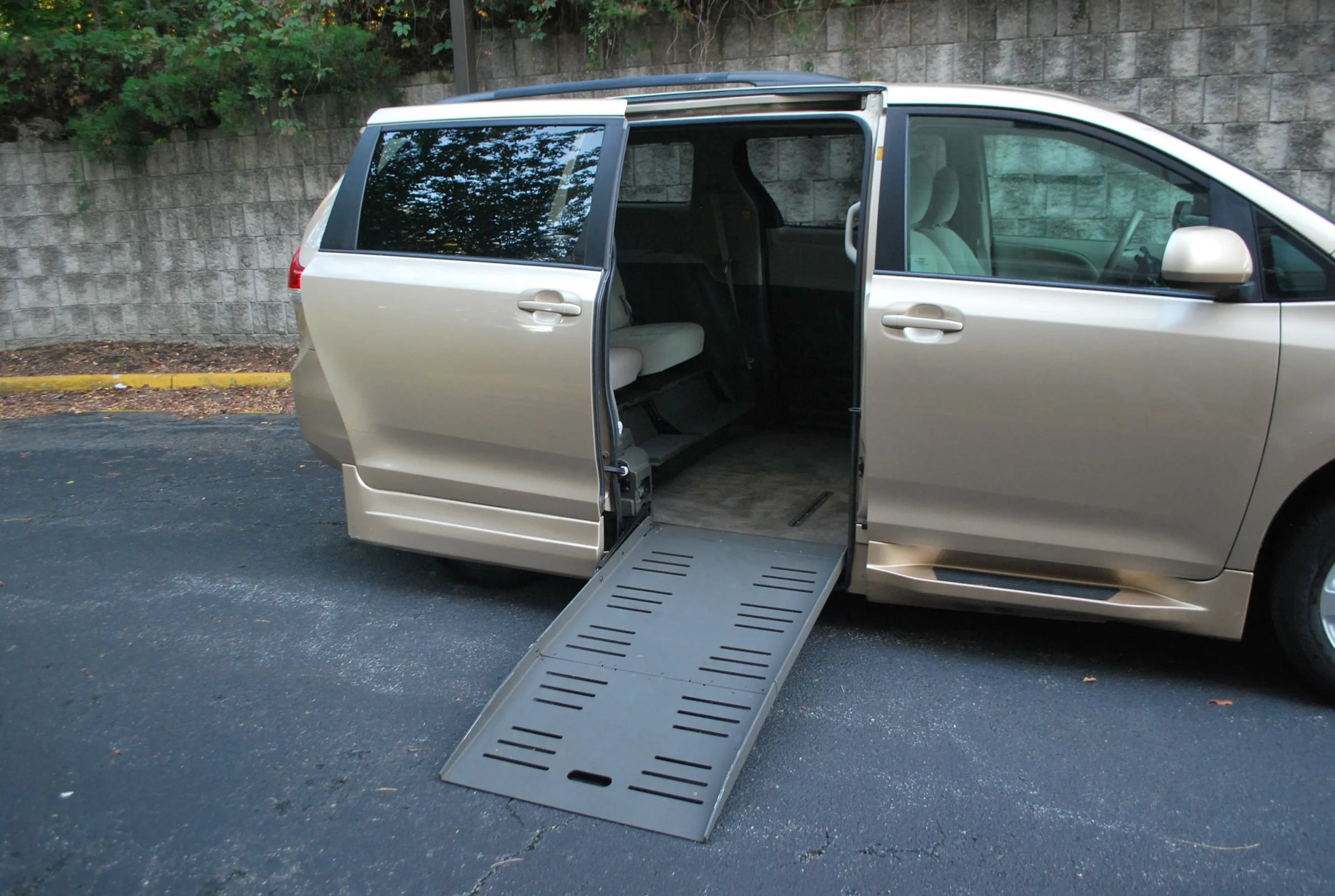 Used 2012 Toyota Sienna LE FWD image 8