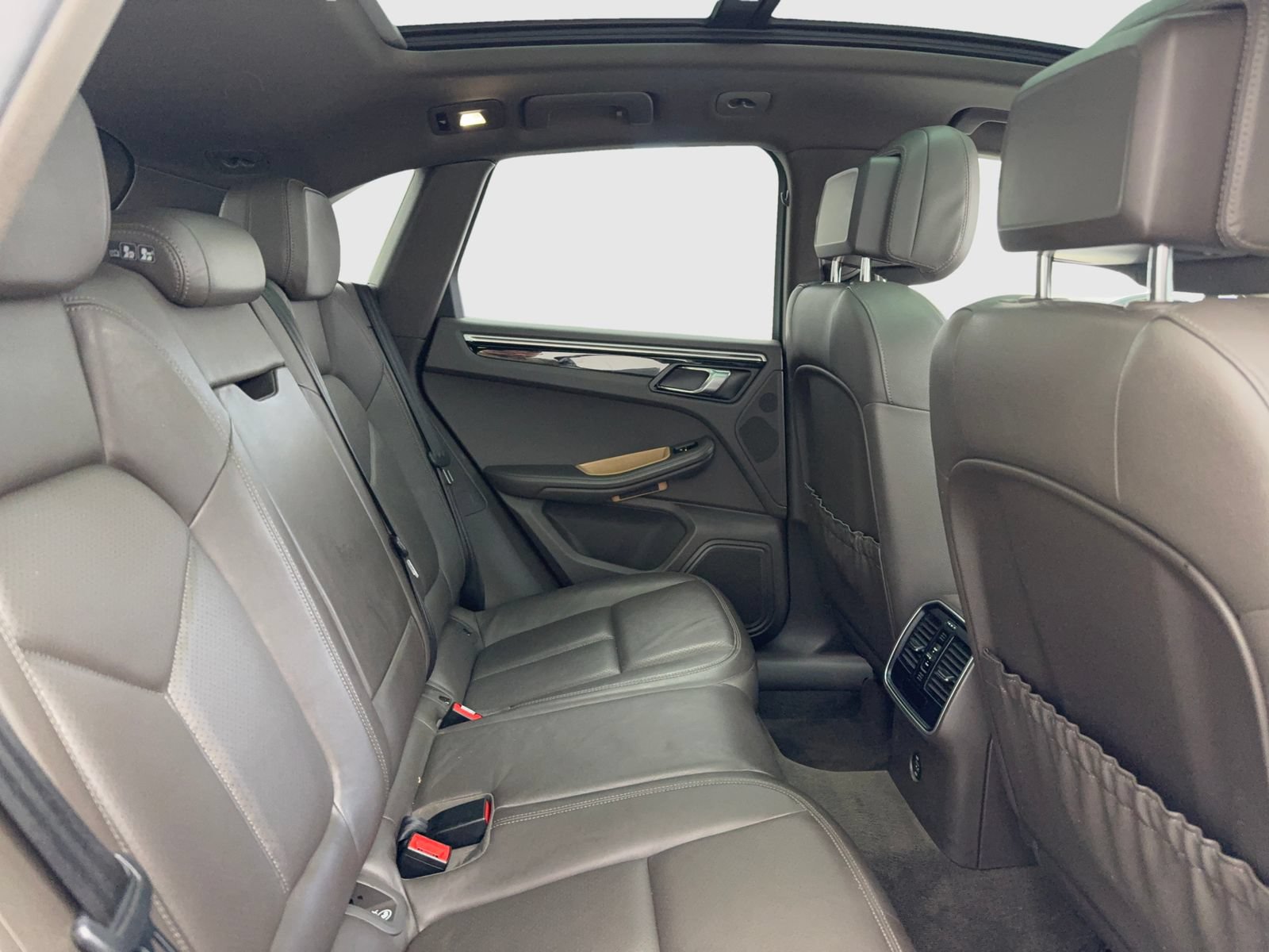 Used 2018 Porsche Macan AWD/4WD image 43