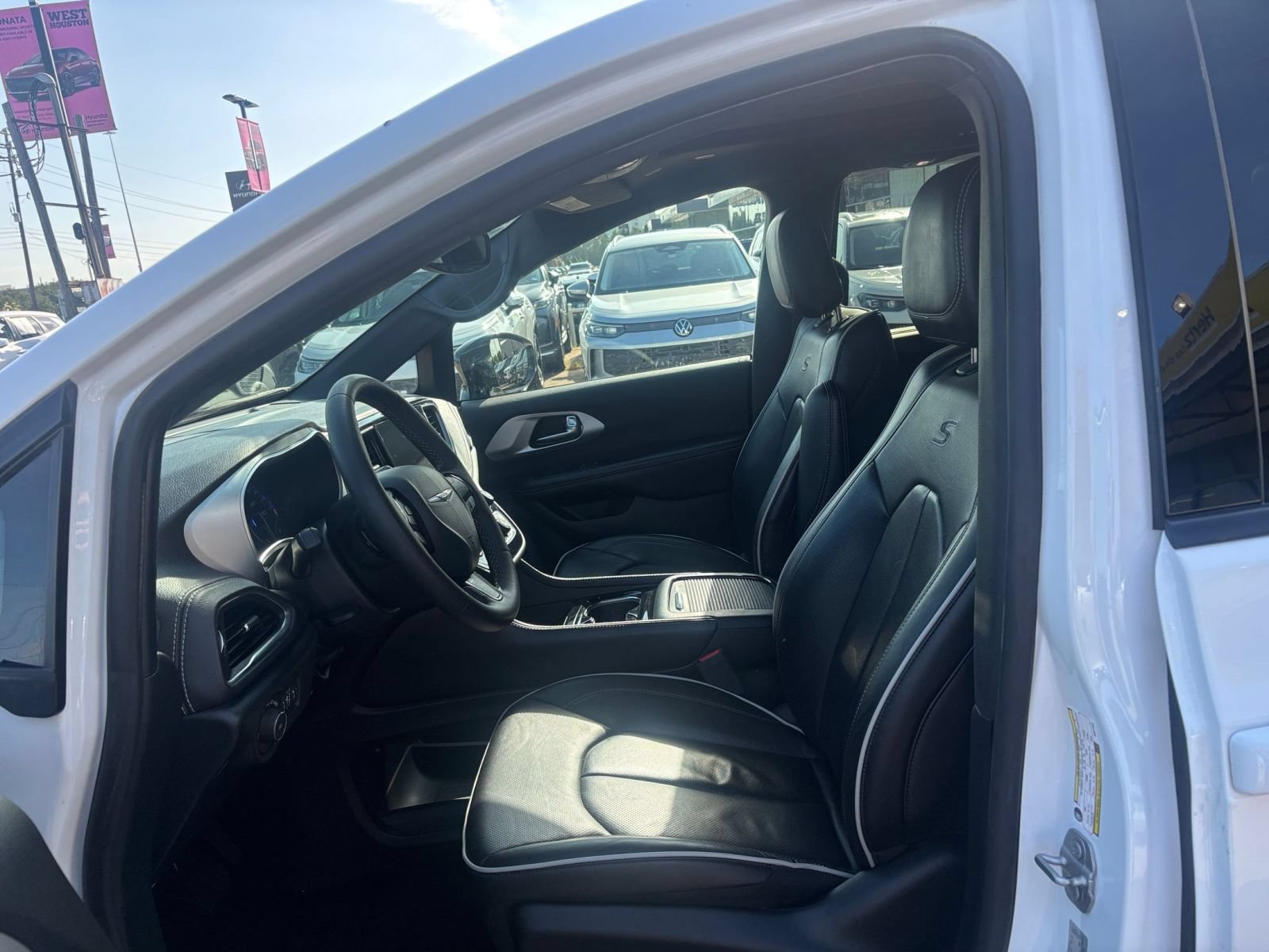 Used 2025 Chrysler Pacifica Limited FWD image 29