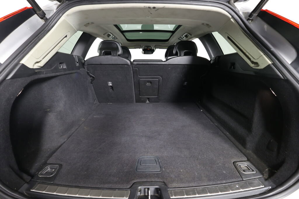 Used 2018 Volvo XC60 T5 Momentum w/ Vision Package AWD/4WD image 18