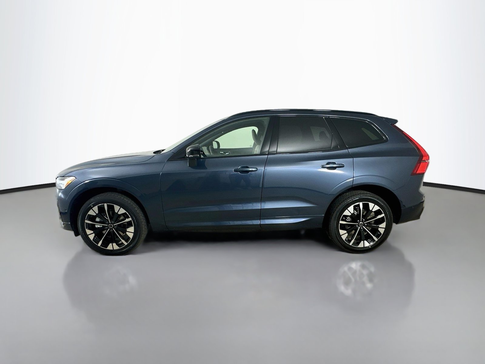 New 2027 Volvo XC60 B5 Plus AWD/4WD image 8