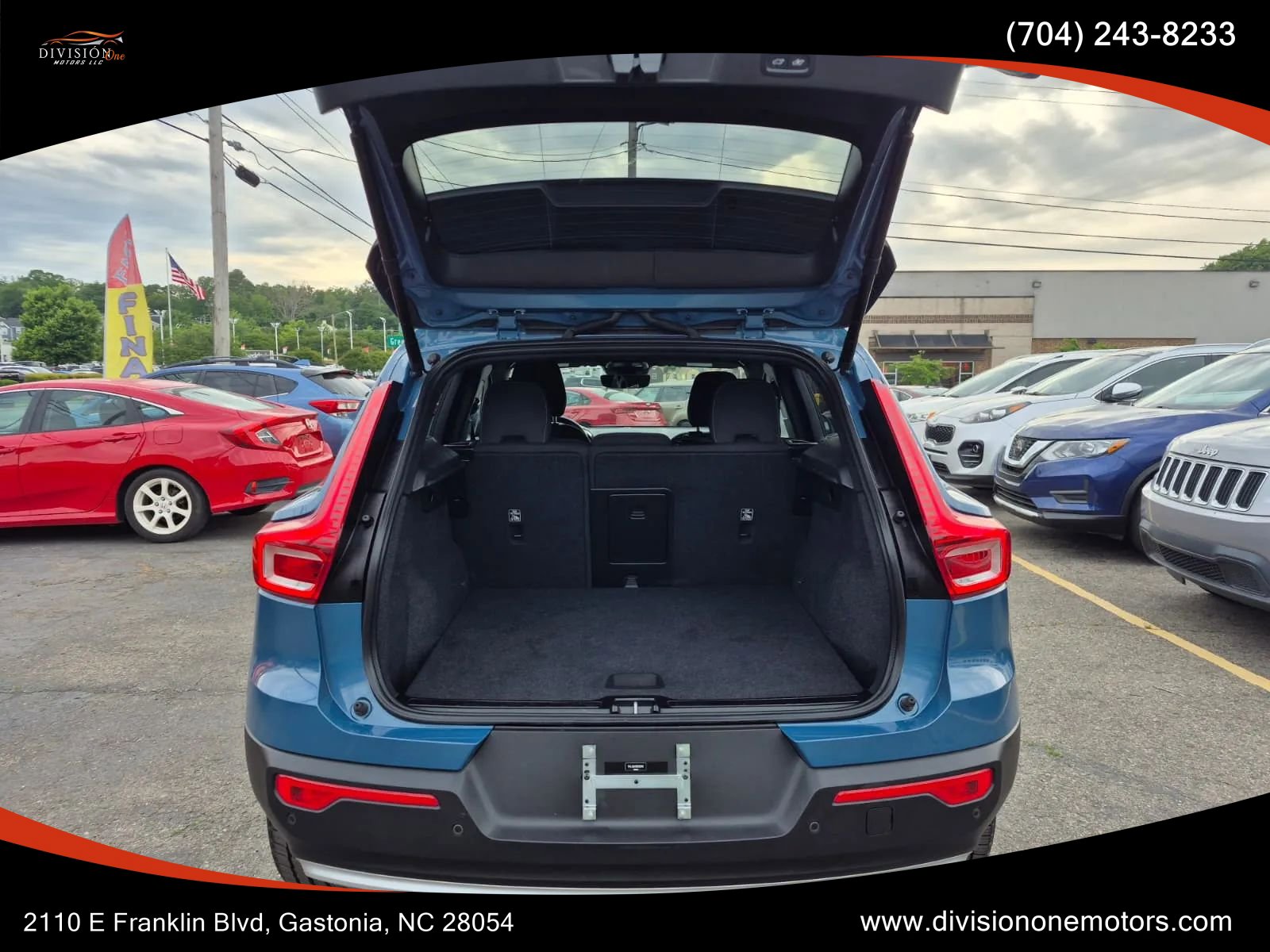 Used 2024 Volvo XC40 B5 Core AWD/4WD image 4