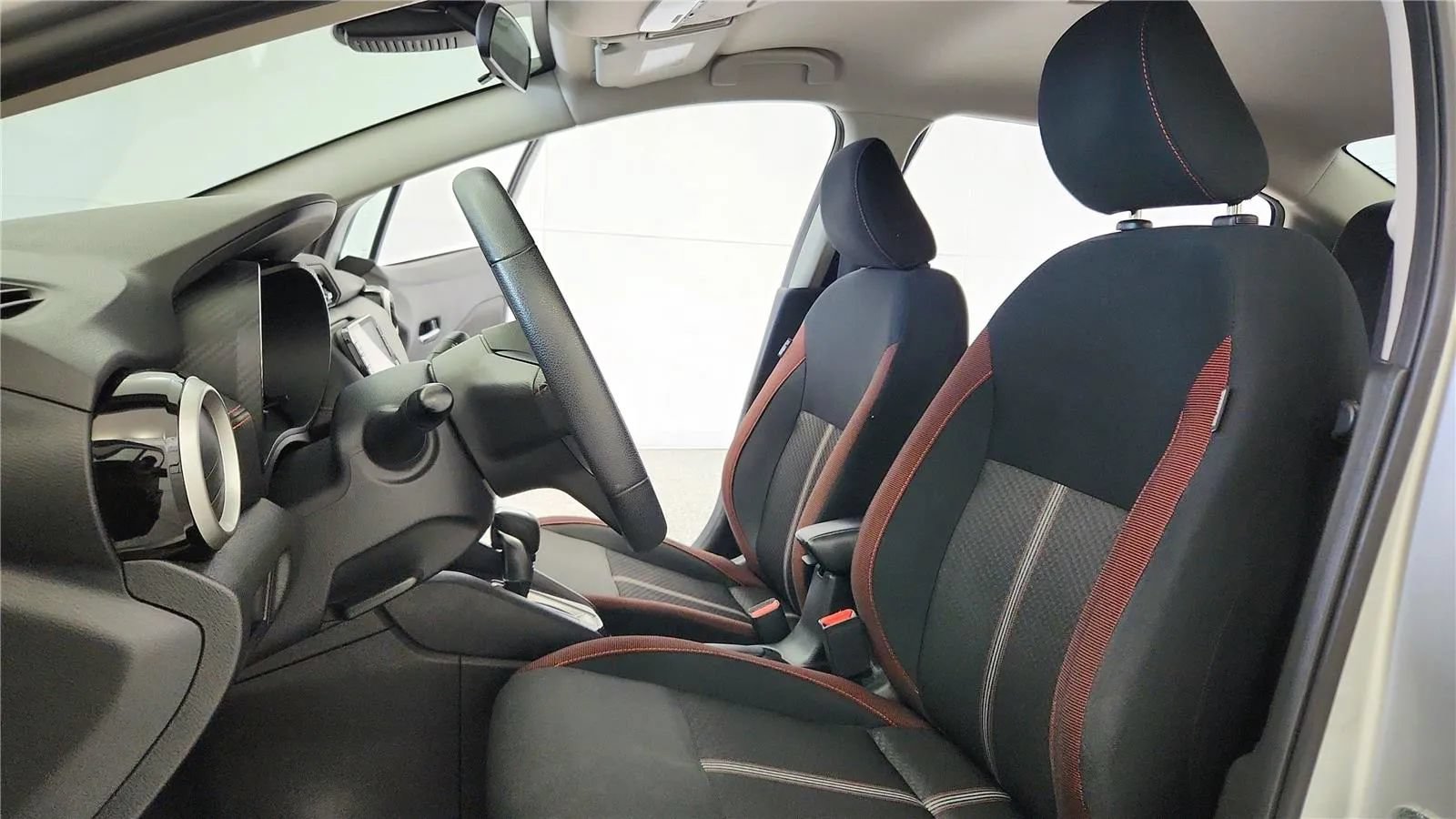 Used 2024 Nissan Versa SR FWD image 27