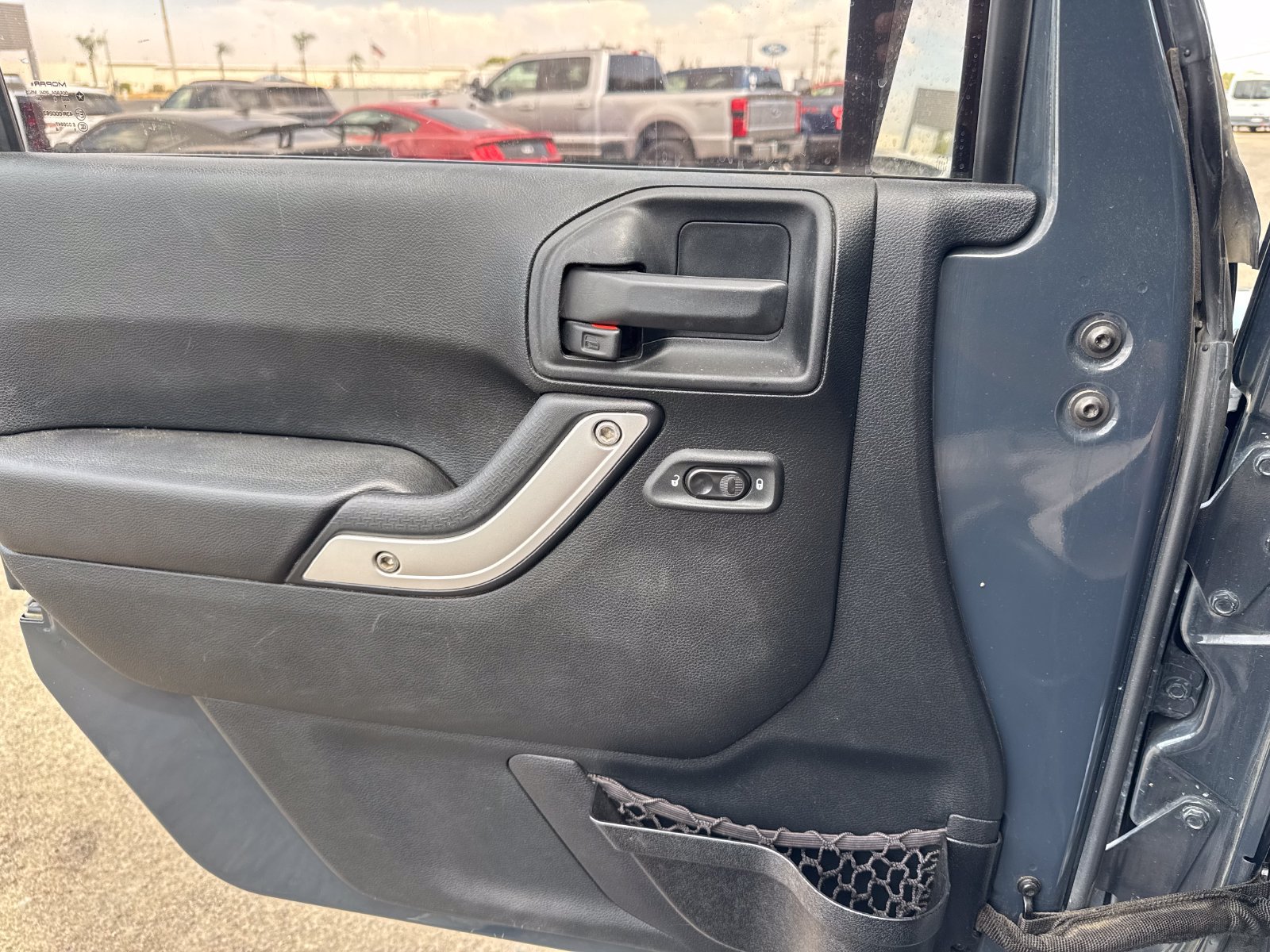 Used 2016 Jeep Wrangler Unlimited Sahara w/ Connectivity Group AWD/4WD image 13