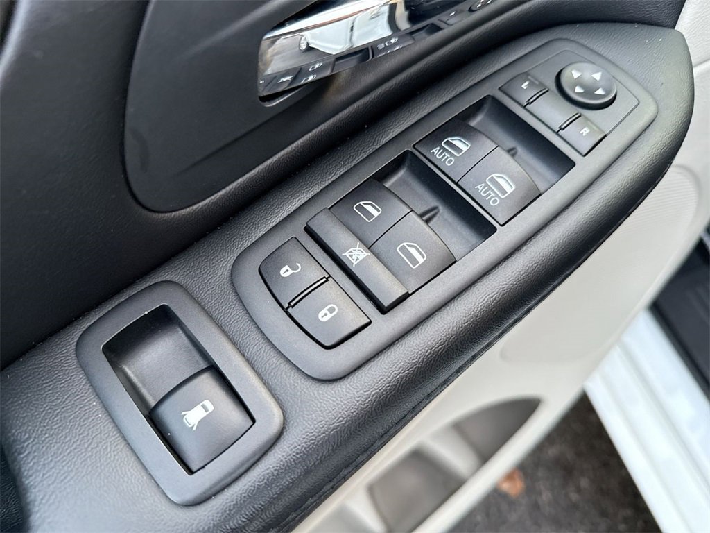 Used 2020 Dodge Grand Caravan SE w/ UConnect Hands-Free Group image 13